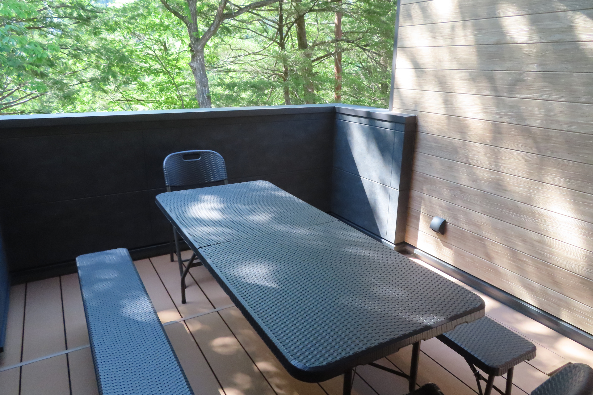 川のせせらぎや鳥のさえずりが聞こえてくるウッドデッキテラス