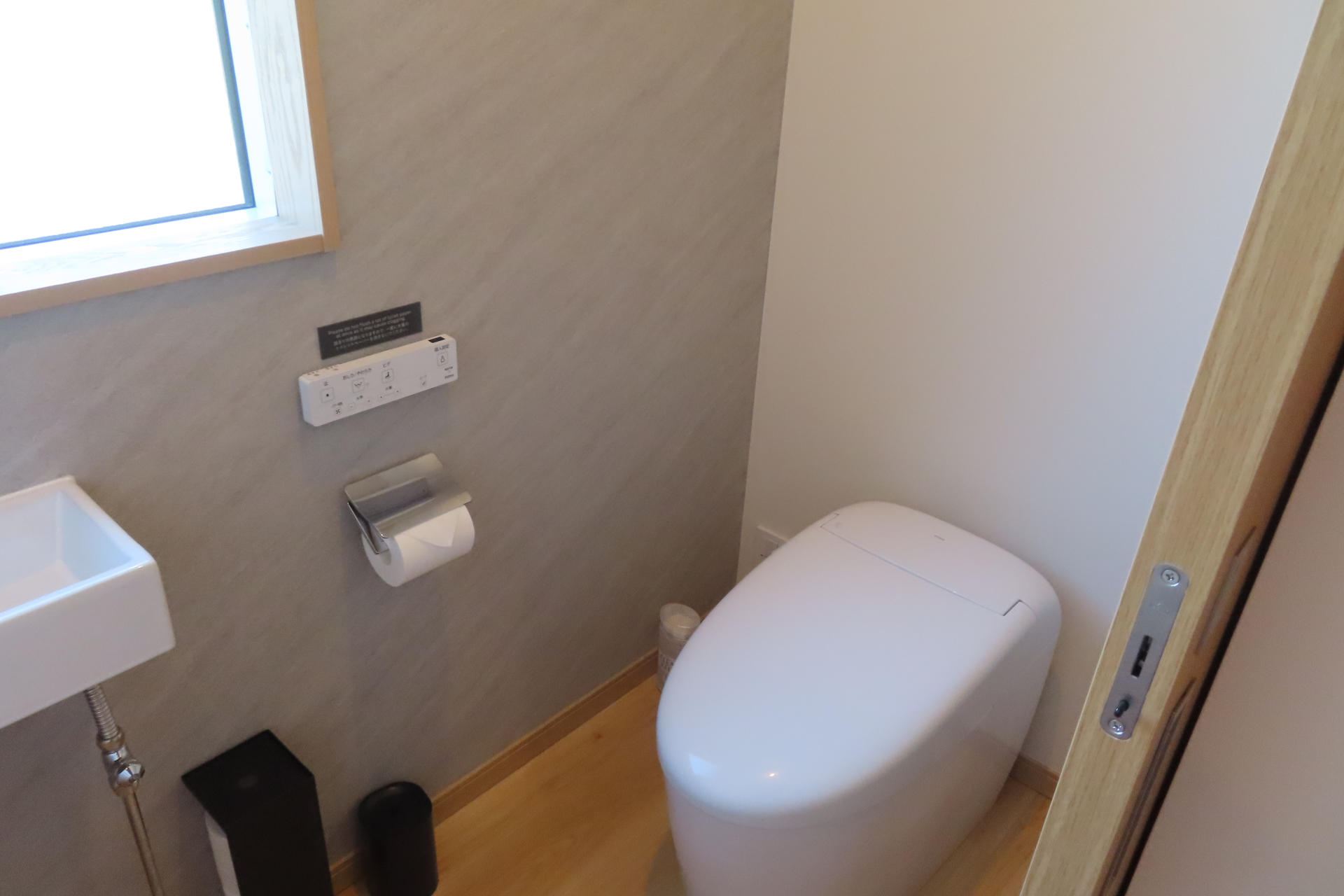 トイレや洗面台は2か所用意されている