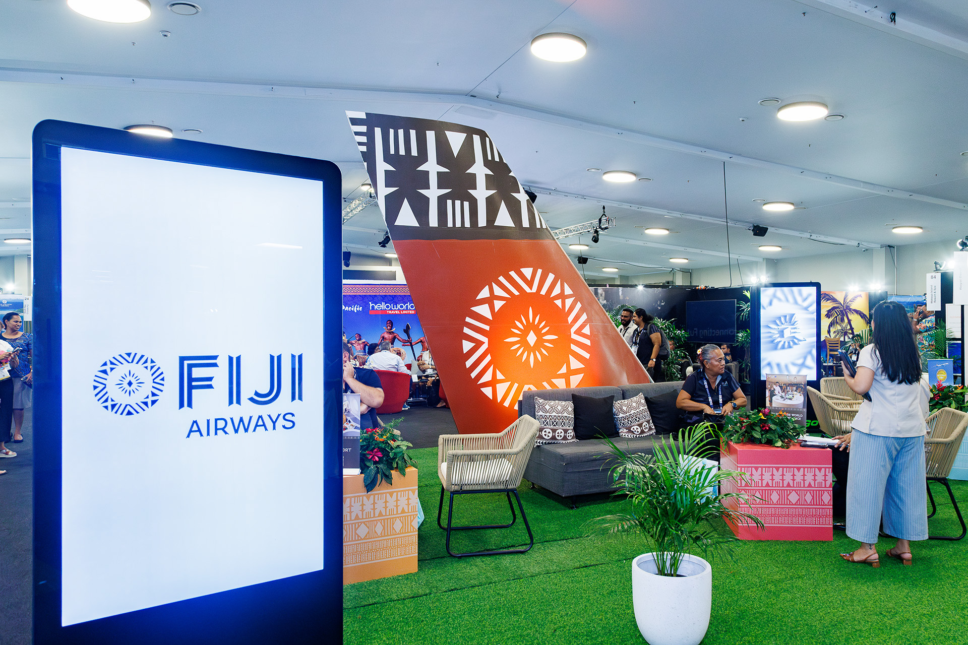旅行業者向けの商談会会場。フィジーエアウェイズは尾翼を展示していた