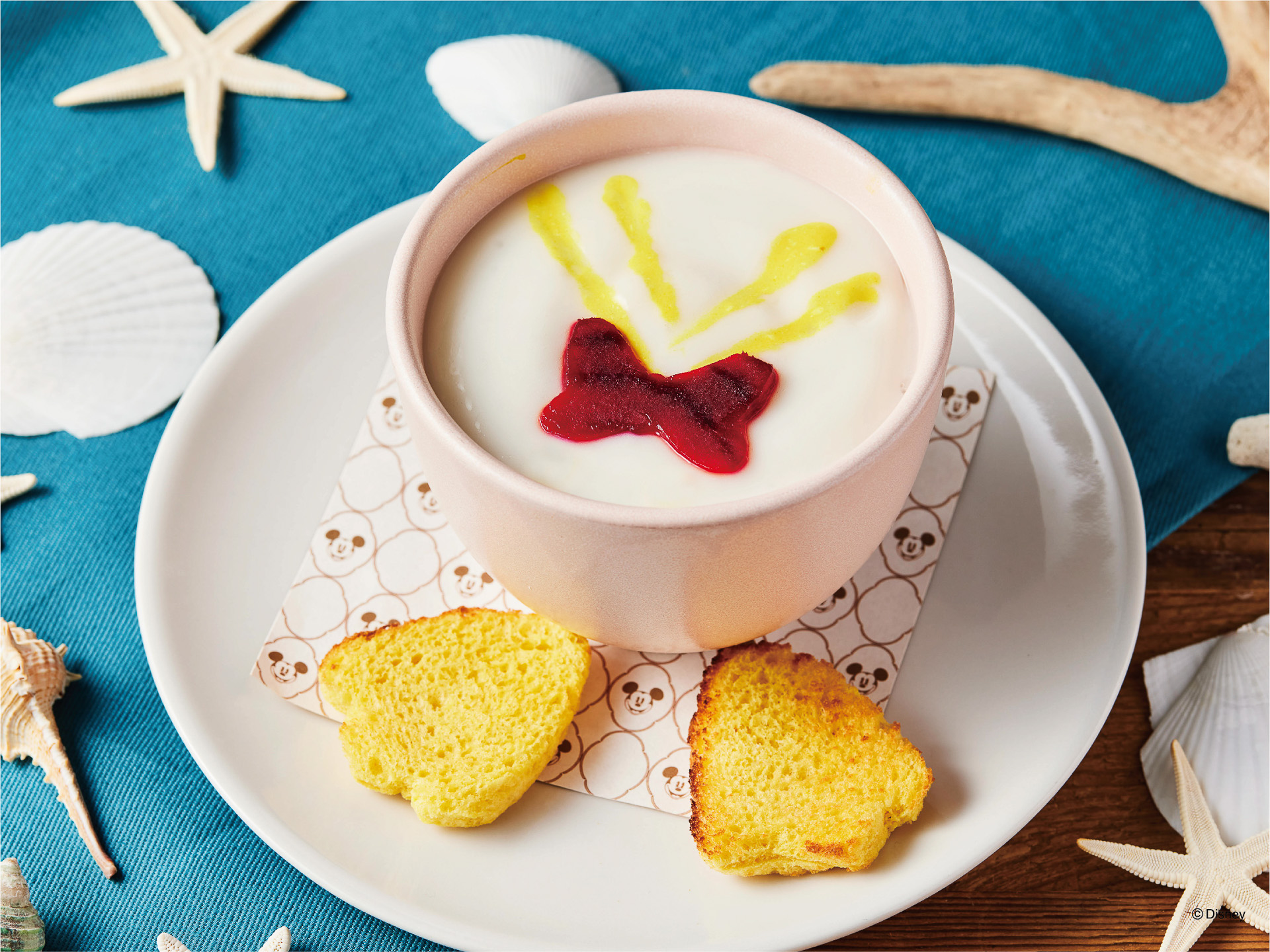 「あさりとたっぷり野菜のふわふわクラムチャウダー」（1045円）