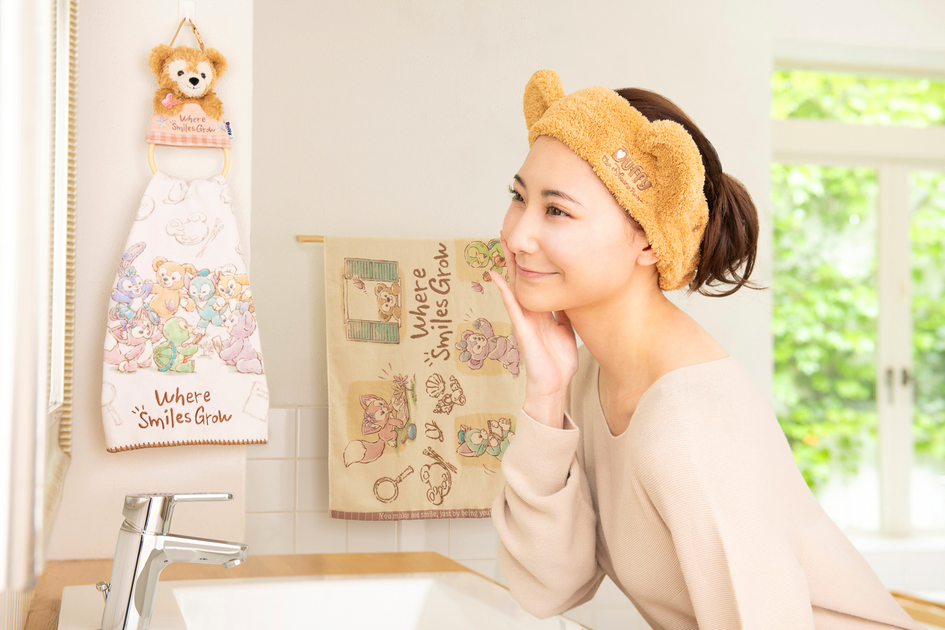 「フェイスタオル」（2300円）や「タオルハンガー」（3300円）、「バスタオル」（4000円）に「ヘアバンド」（1900円）