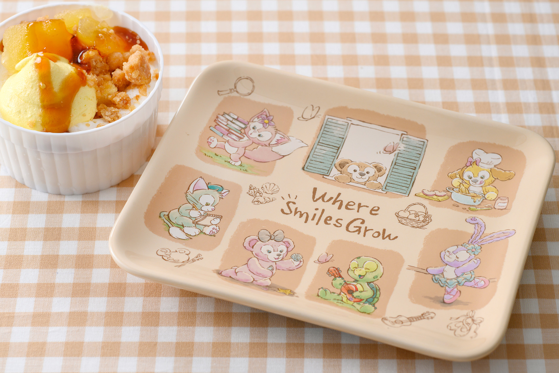 「アップルクランブルプリン、スーベニアプレート付き」（単品550円、スーベニアプレート付き＋650円）