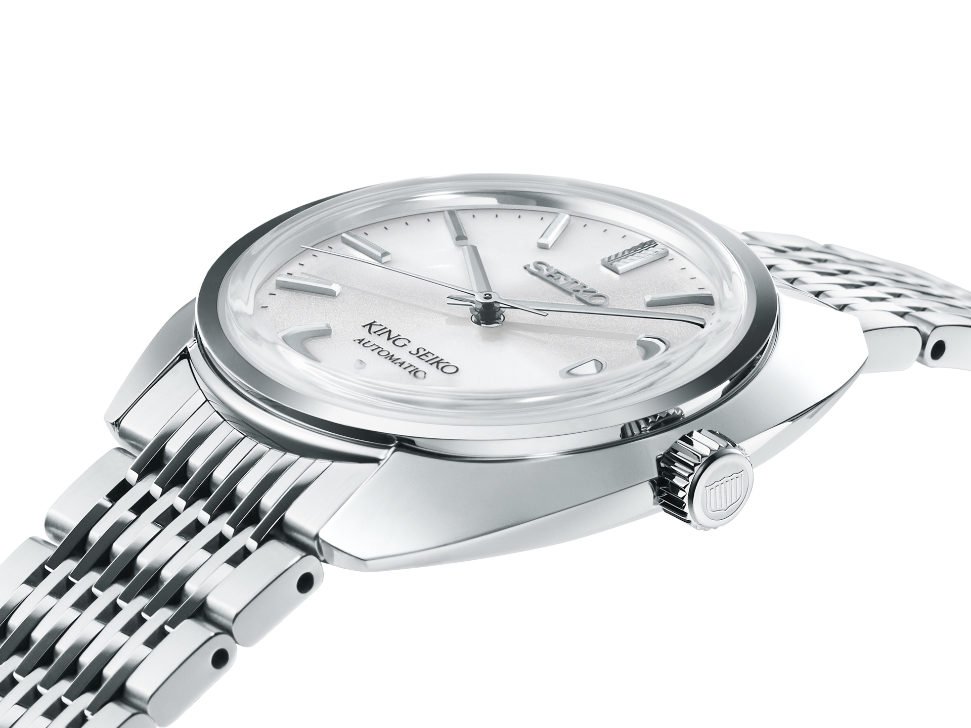 しなやかに動く短いピッチのこまで構成されたブレスレットと低重心の薄型ケース