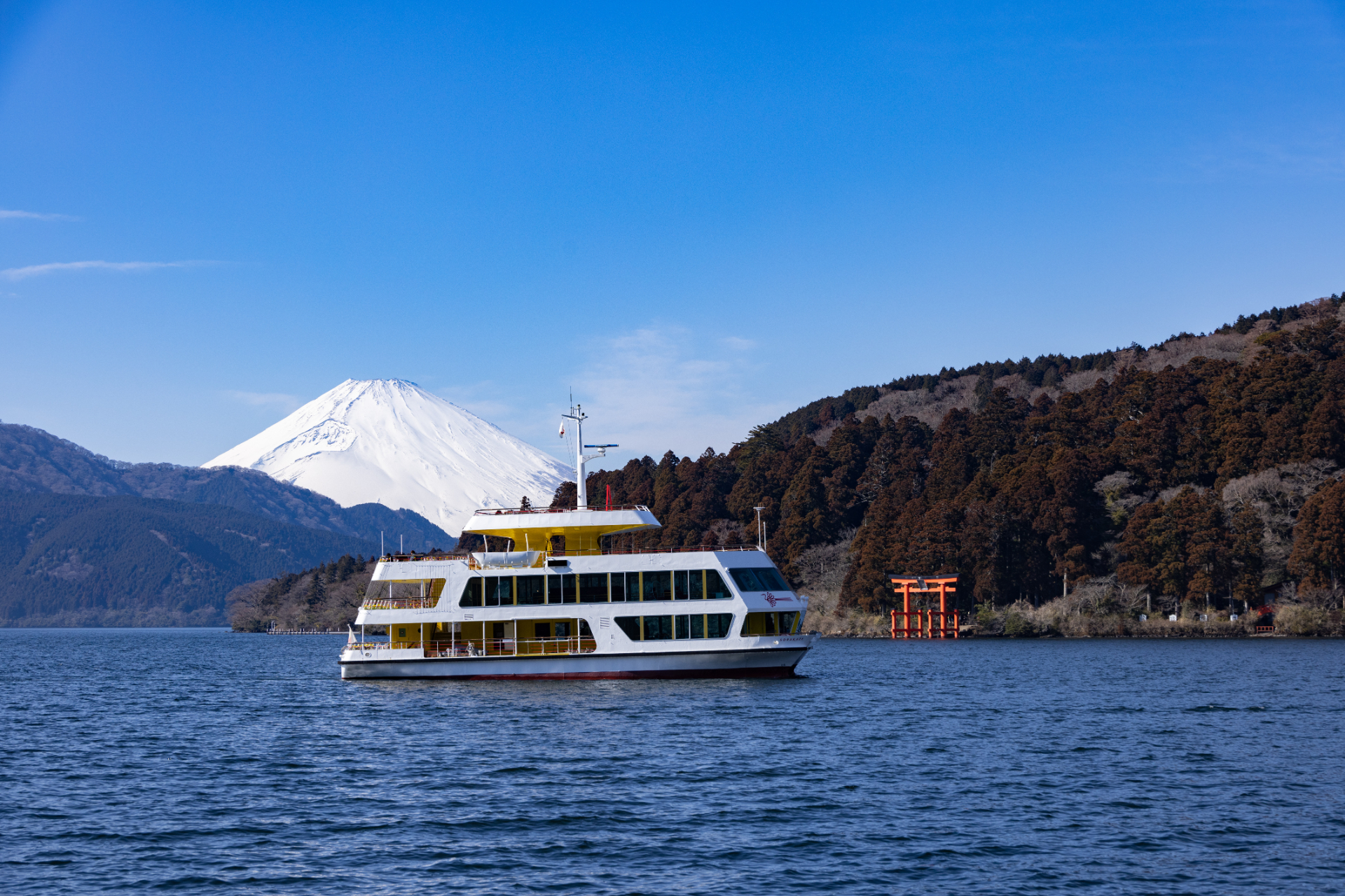 今回はあいにく曇天だったが、天気がよければ山の合間に富士山を望む（写真提供：富士急行）
