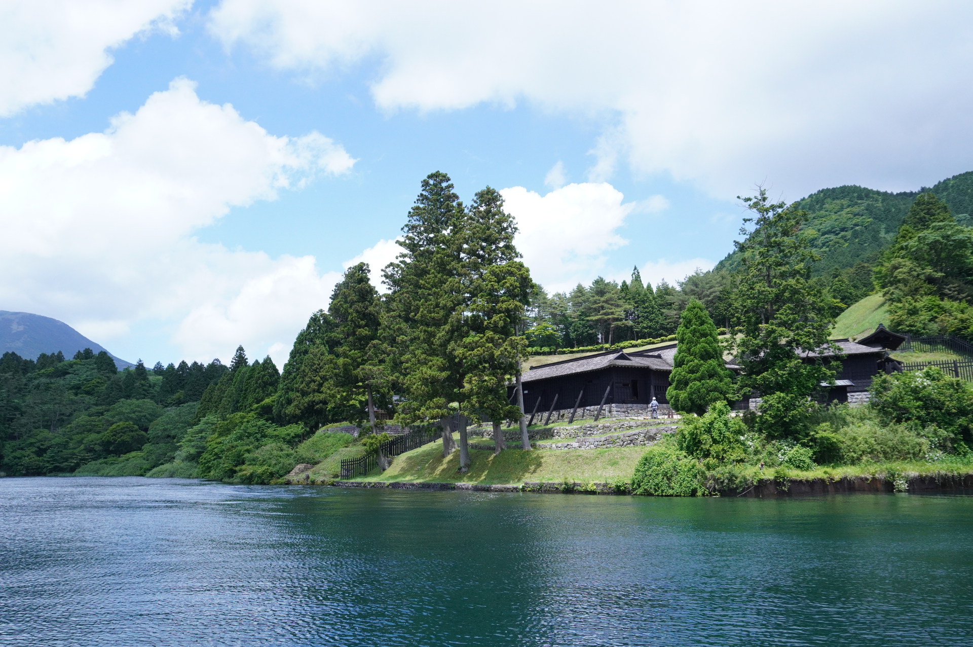 船上から見渡す箱根関所跡