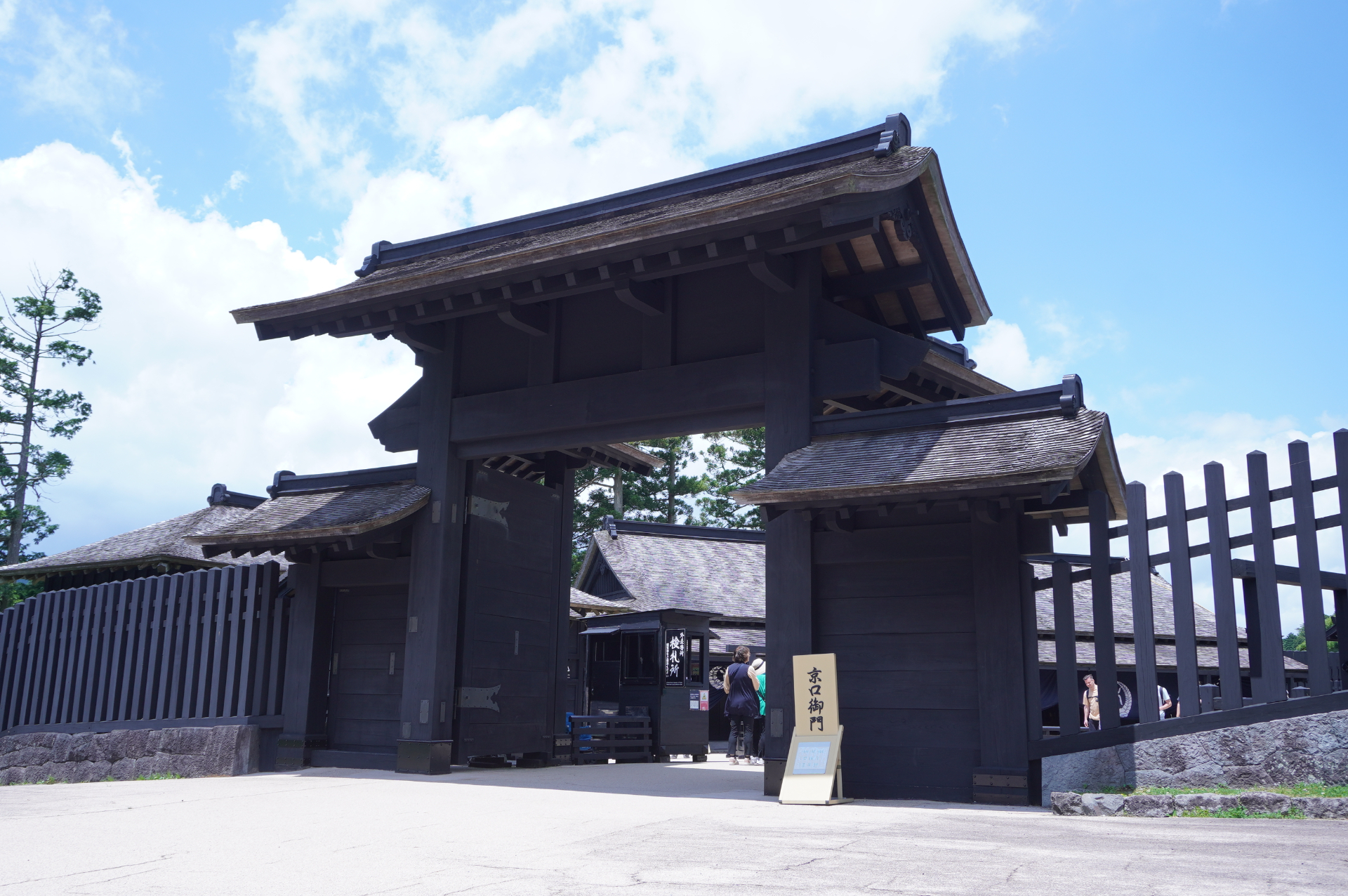 箱根関所跡港は江戸時代の関所を再現した観光施設「箱根関所」に併設。食事処やお土産ショップもある