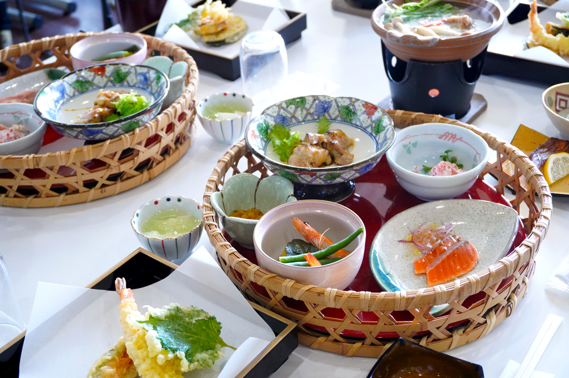 箱根関所跡港は江戸時代の関所を再現した観光施設「箱根関所」に併設。食事処やお土産ショップもある