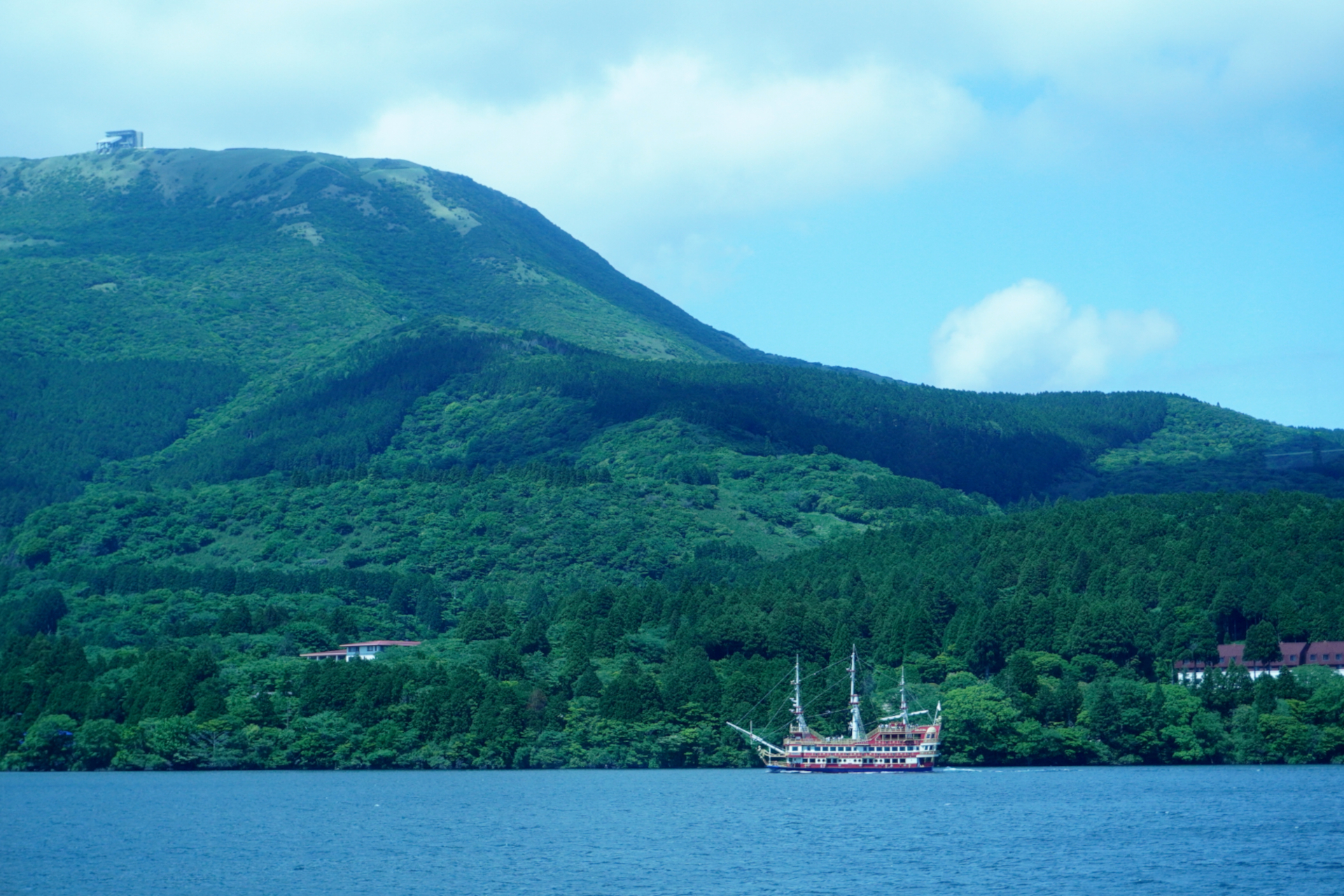 遠くに見えたのは、小田急箱根が運航する遊覧船「箱根海賊船」