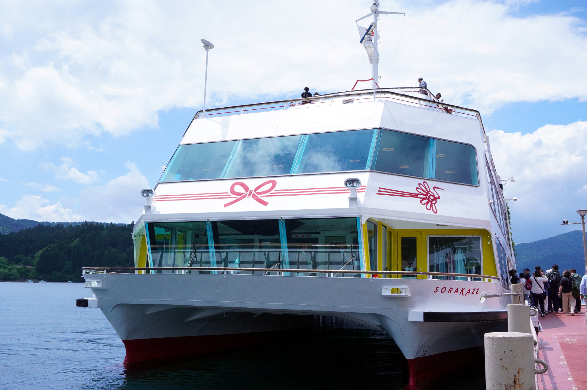 白い船体に赤と金（黄）のアクセントは、ご祝儀袋などの飾り紐である“水引”がモチーフ。ツルや水引の結び目が船頭にあしらわれる