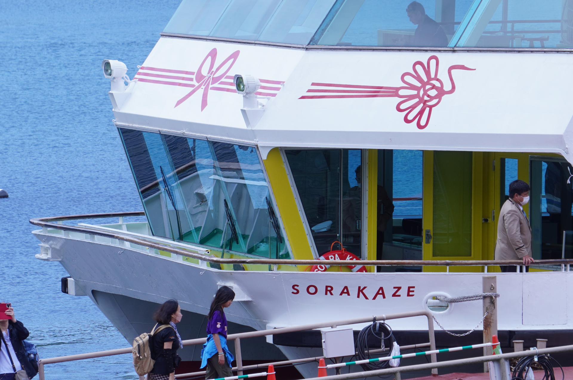 白い船体に赤と金（黄）のアクセントは、ご祝儀袋などの飾り紐である“水引”がモチーフ。ツルや水引の結び目が船頭にあしらわれる