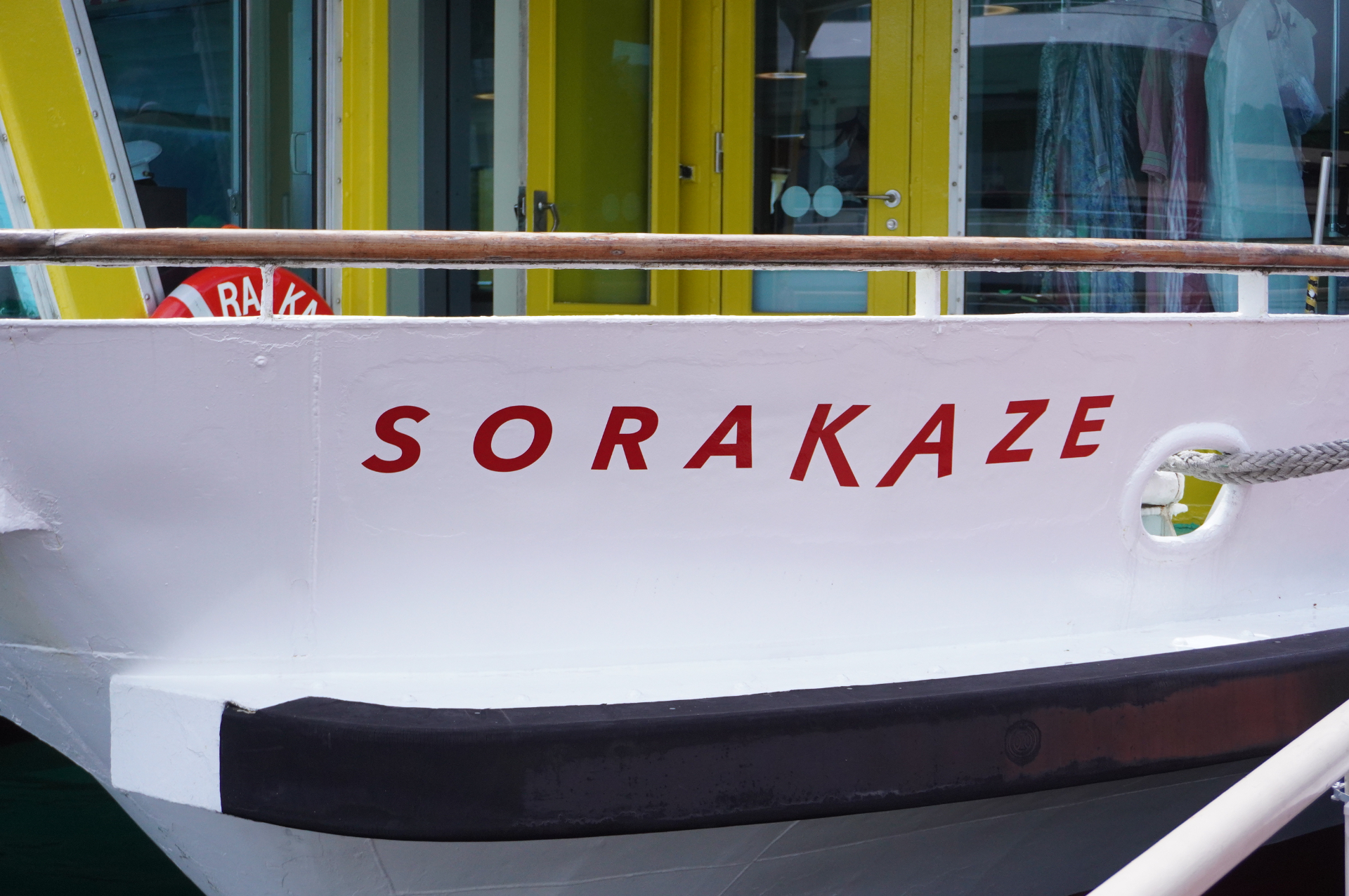 白い船体に赤と金（黄）のアクセントは、ご祝儀袋などの飾り紐である“水引”がモチーフ。ツルや水引の結び目が船頭にあしらわれる