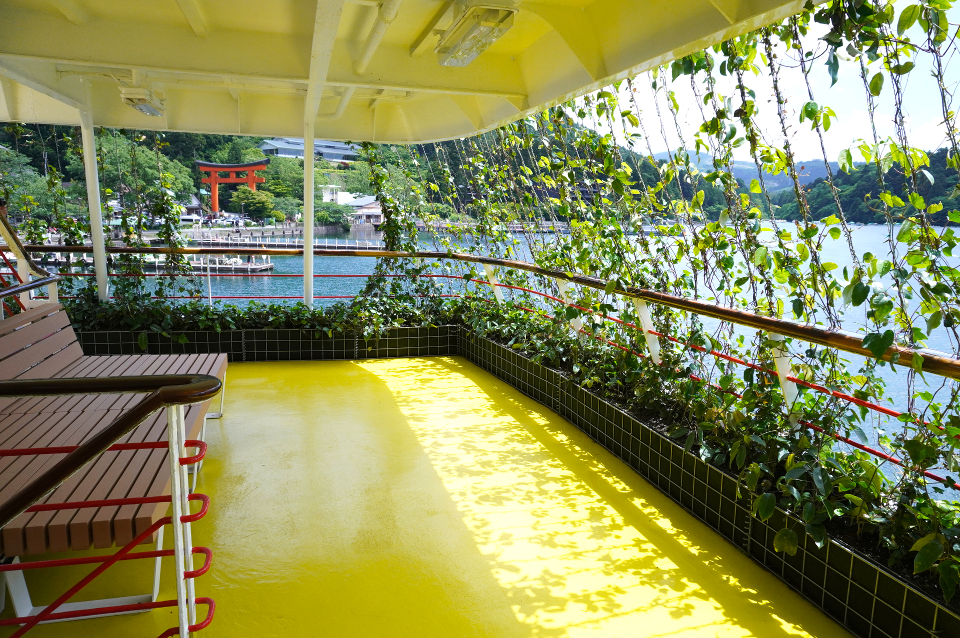 船尾には天然のツタを這わせた緑のカーテンと草花が咲くプランターなど