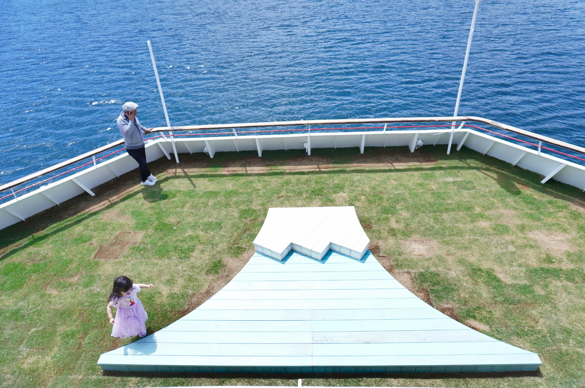 船上には富士山麓の自然を尊重して天然芝を敷いたデッキがある