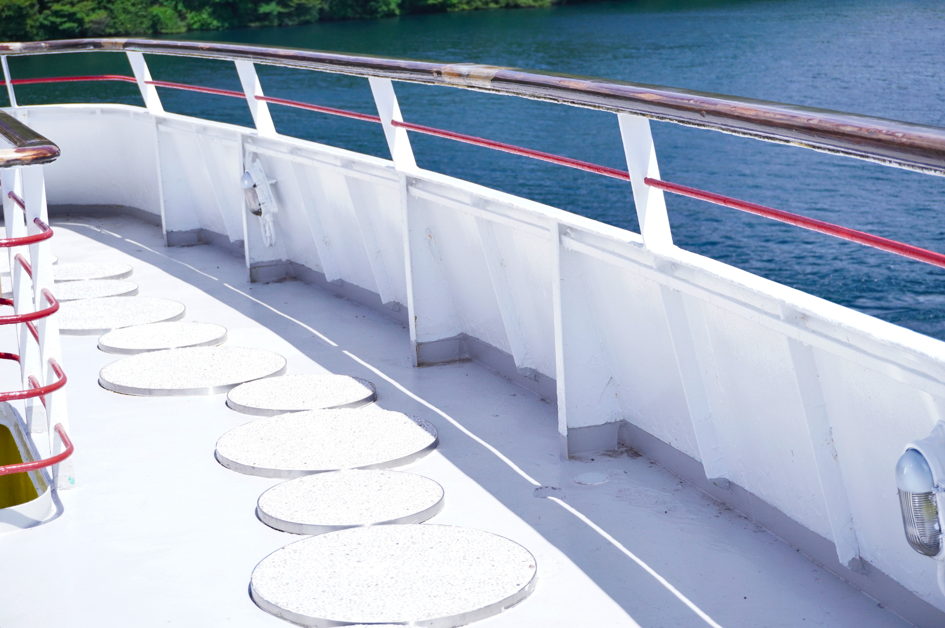 最上階4階の屋外デッキには、富士山モチーフのフォトスポットや飛び石も。日本らしいあしらいで外国人観光客にも人気がある