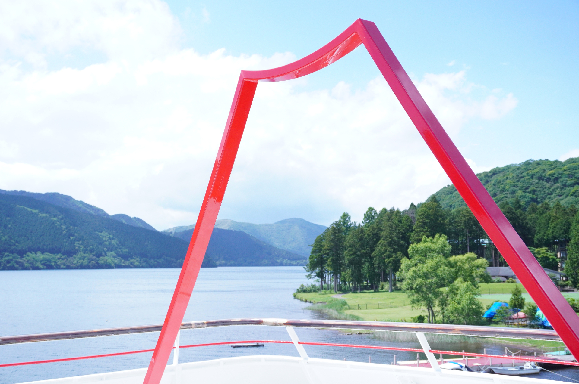 最上階4階の屋外デッキには、富士山モチーフのフォトスポットや飛び石も。日本らしいあしらいで外国人観光客にも人気がある