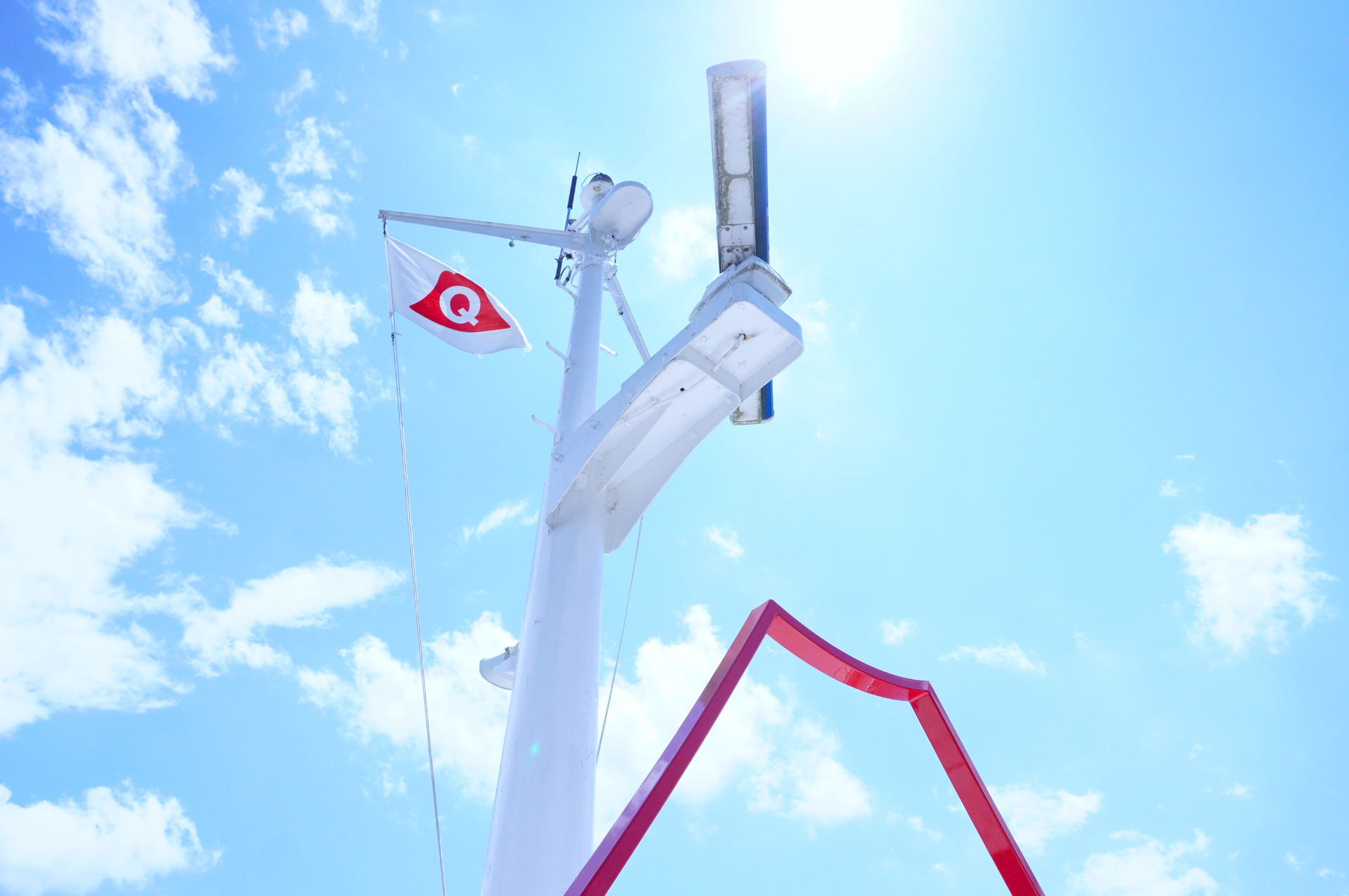 最上階4階の屋外デッキには、富士山モチーフのフォトスポットや飛び石も。日本らしいあしらいで外国人観光客にも人気がある