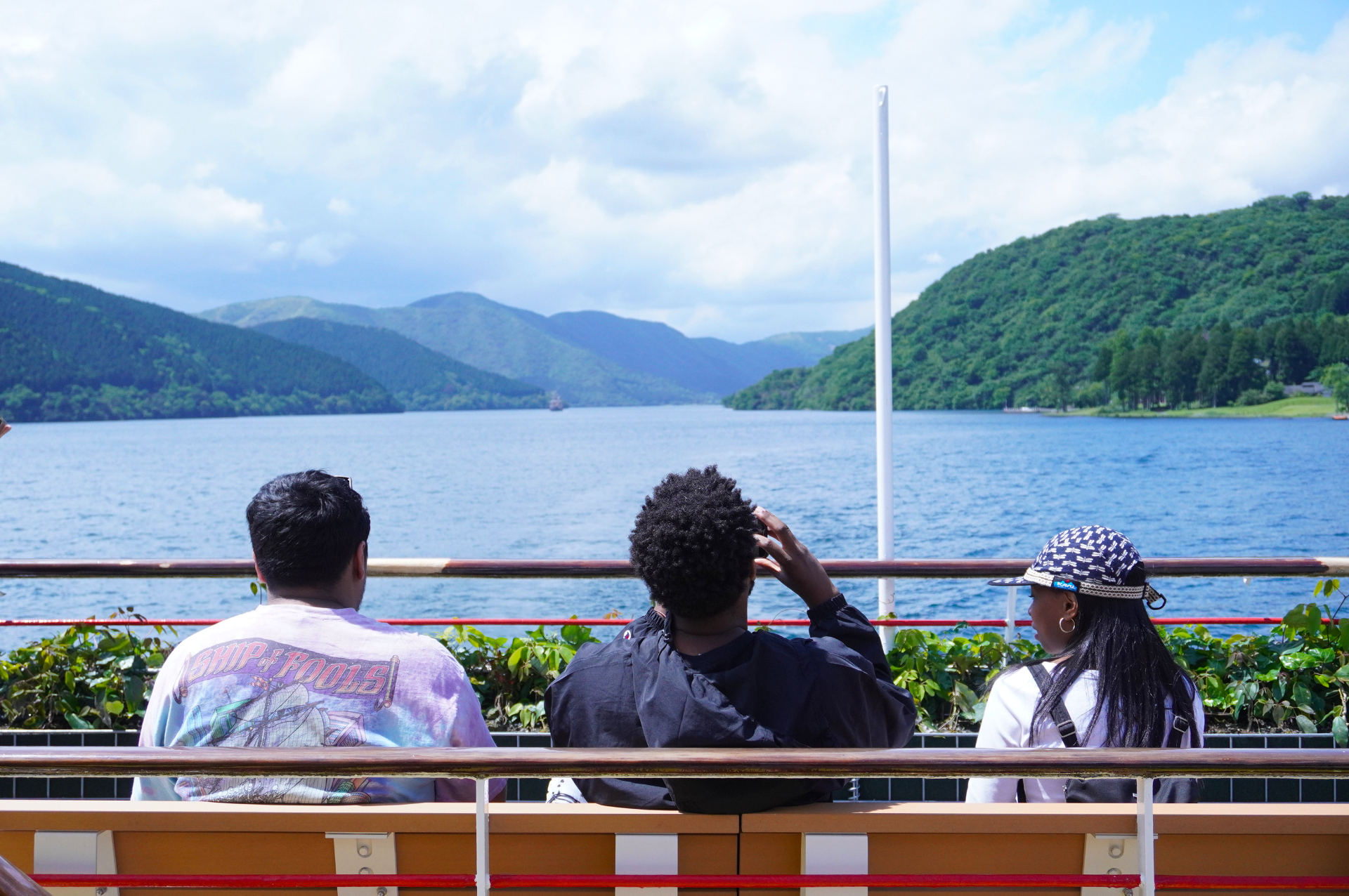 最上階4階の屋外デッキには、富士山モチーフのフォトスポットや飛び石も。日本らしいあしらいで外国人観光客にも人気がある