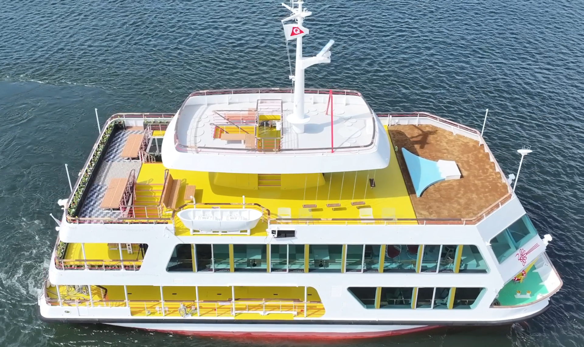 上からみた「箱根遊船 SORAKAZE」。まだ天然芝が育っていない就航前のようす（写真提供：富士急行）