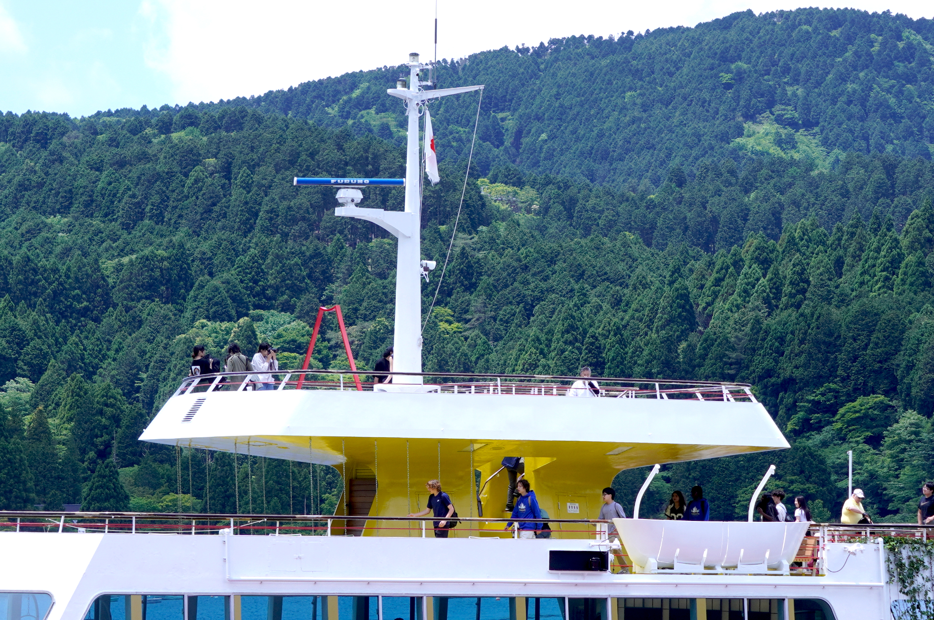 双胴遊覧船は安定性と視界360度の展望甲板の広さも特徴