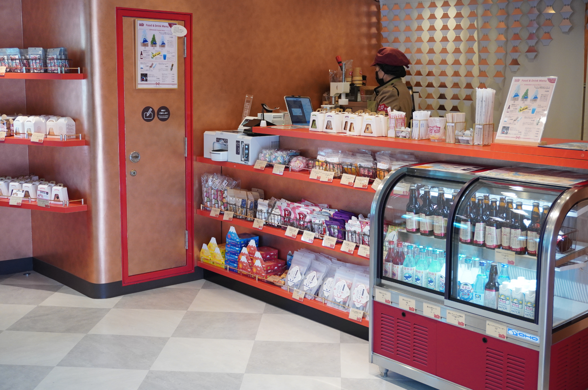 船内1階のショップ。定番人気「フジヤマクッキー」は箱根遊船 SORAKAZE限定パッケージで販売