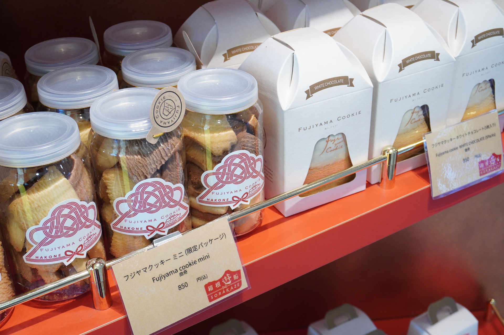 船内1階のショップ。定番人気「フジヤマクッキー」は箱根遊船 SORAKAZE限定パッケージで販売