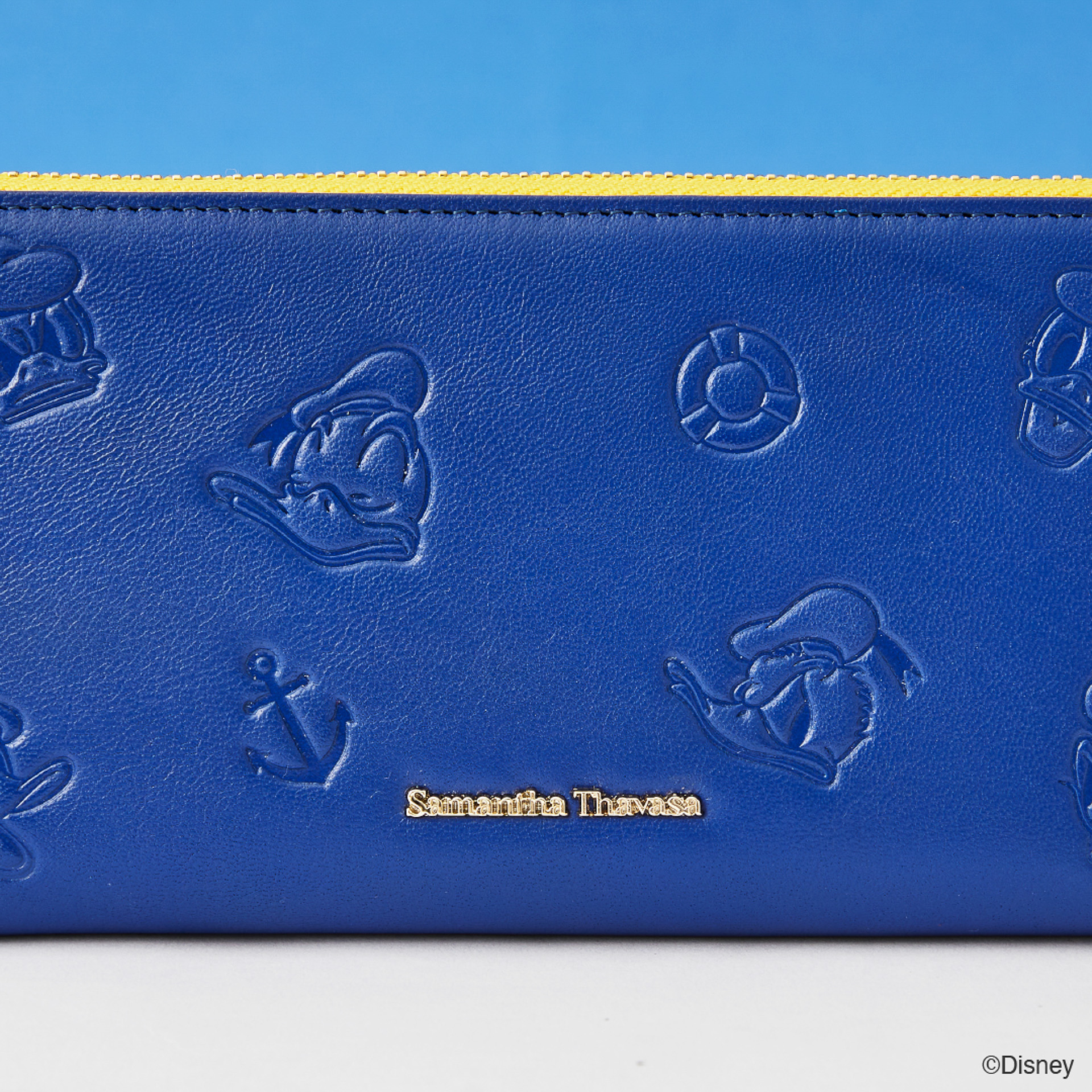 型押しでさまざまな表情やモチーフを描いている