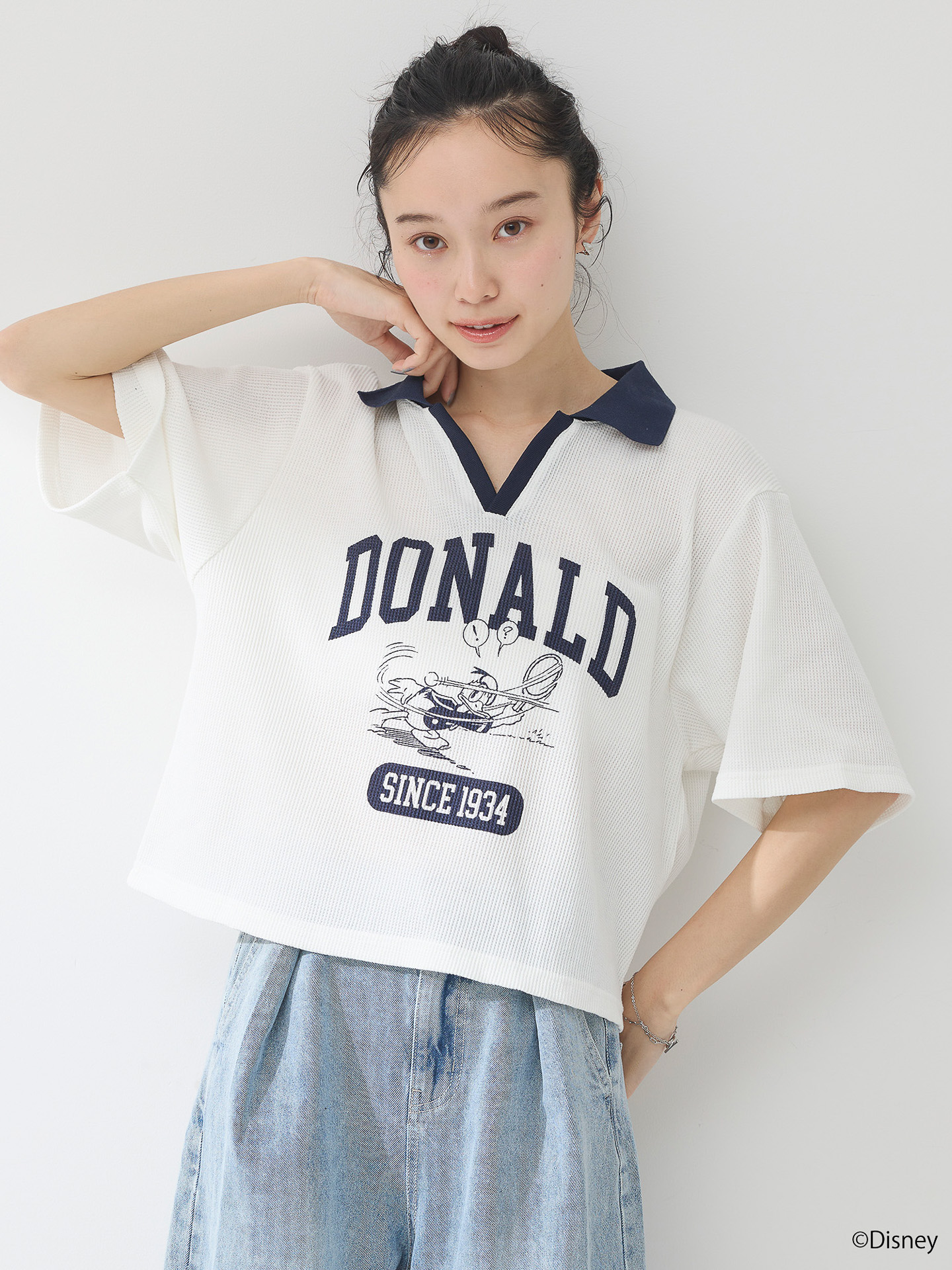 「ドナルド/襟付きプリントプルオーバー」（ホワイト/ネイビー：各3499円）