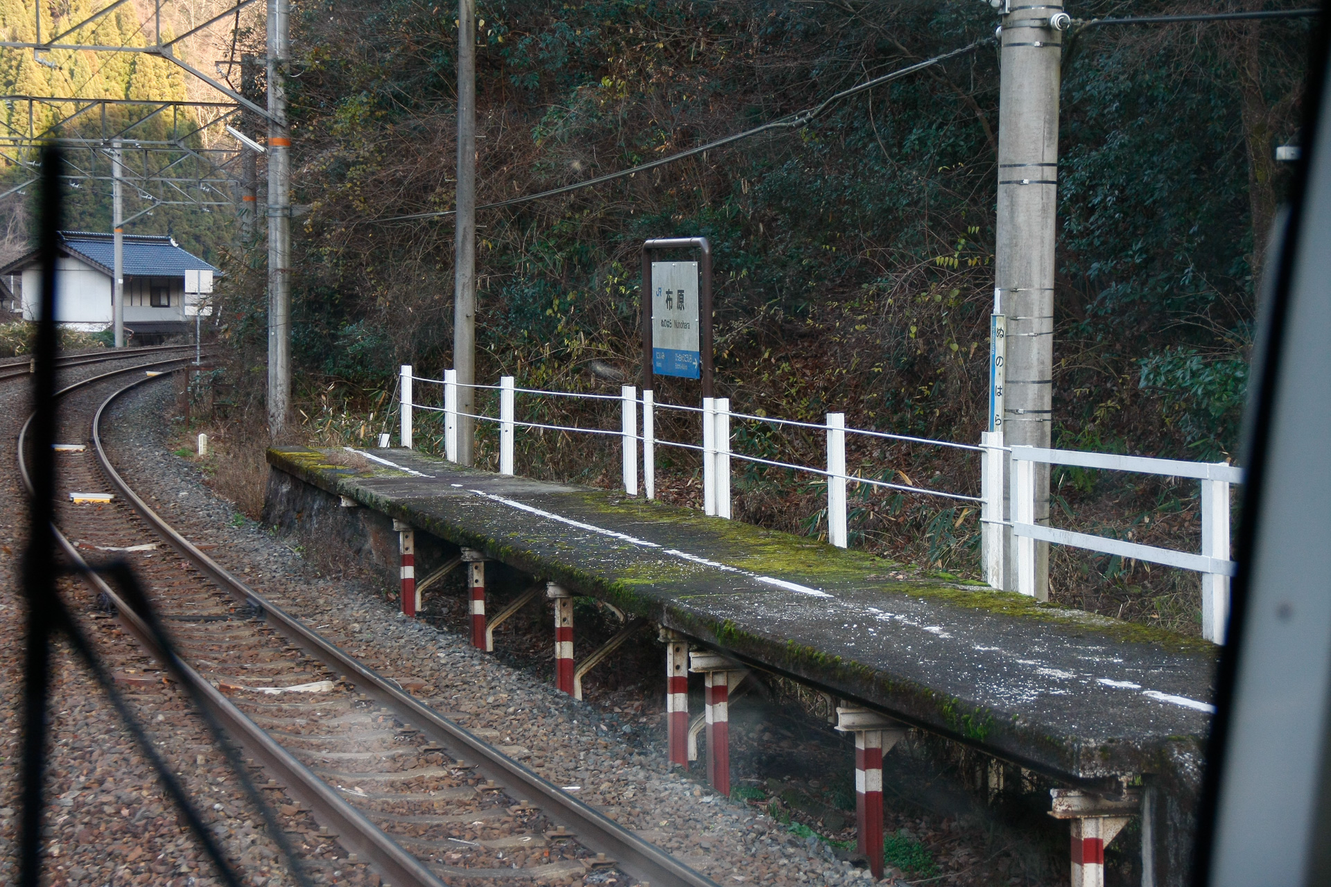 これが布原駅のホーム。いかにも短い