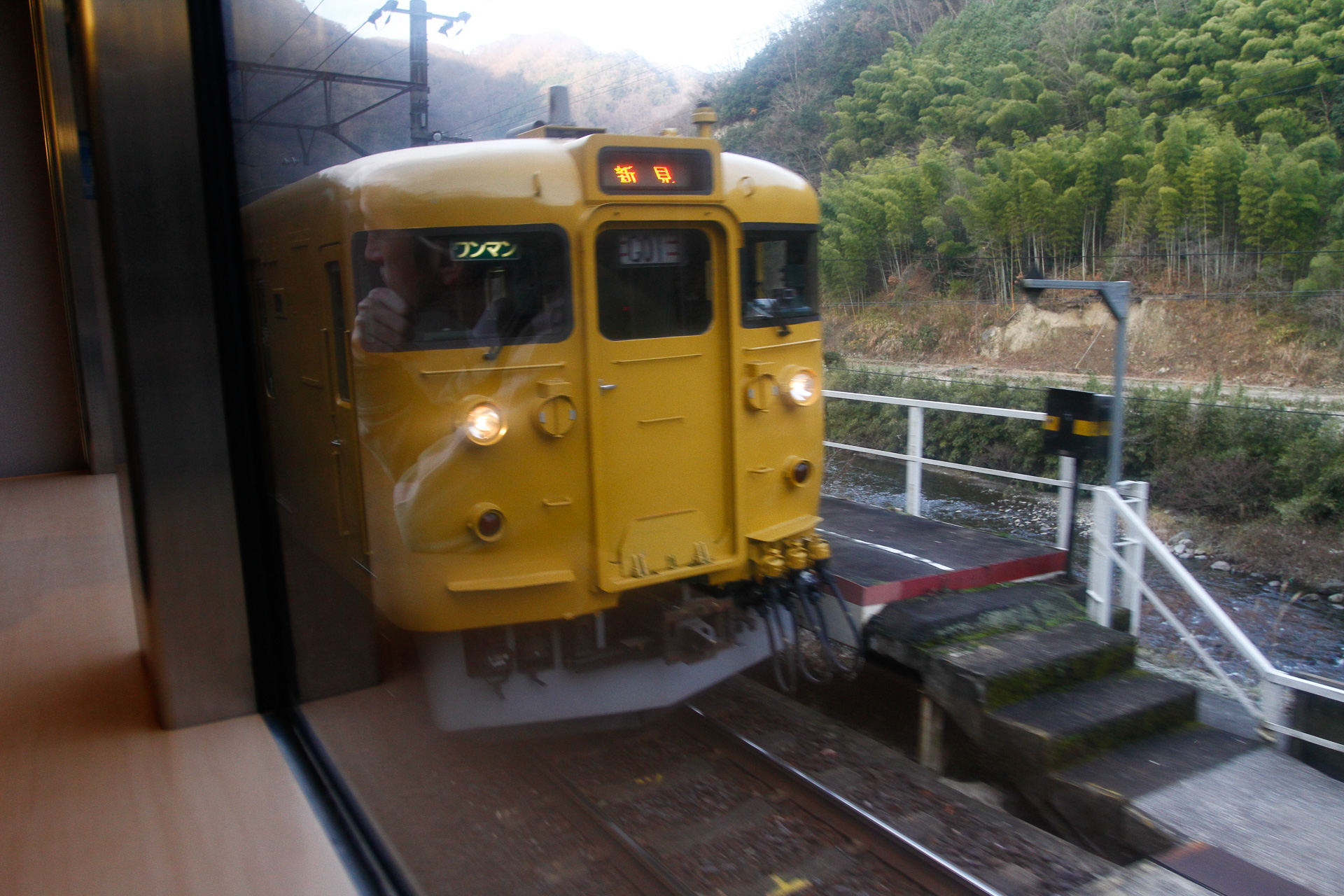 下りの「サンライズ出雲」に乗ったら、布原駅で上りの普通列車と交換したことがあった。ただし、どちらも客扱いは行なっていない