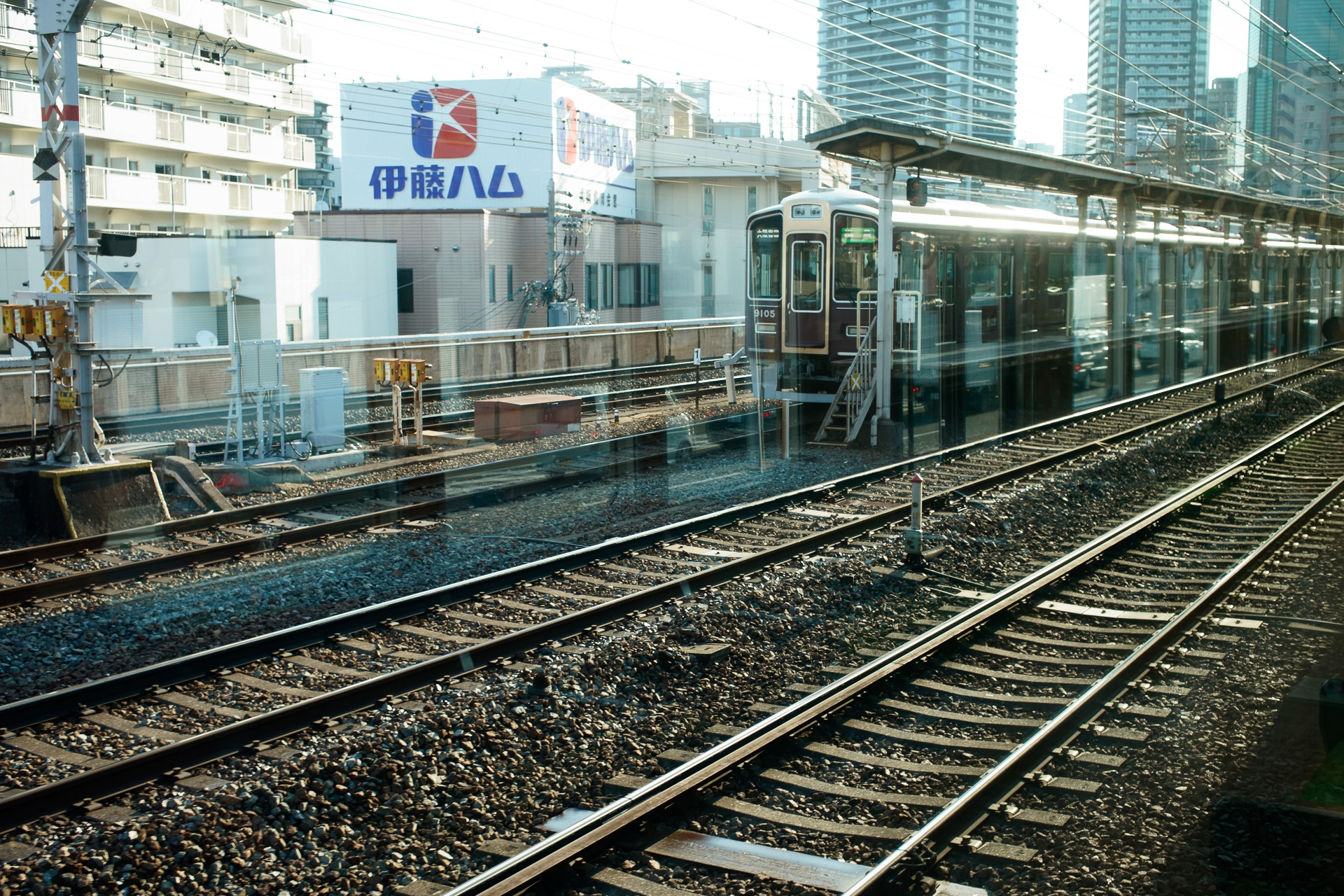 神戸線の車中から撮影した中津駅。右手に見えるホームは宝塚線のそれで、一番奥にある京都線にはホームがない様子も分かる