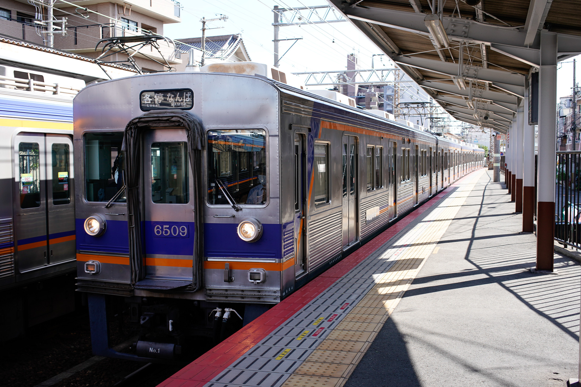 高野線では、各駅に停車する列車は「各停」表示