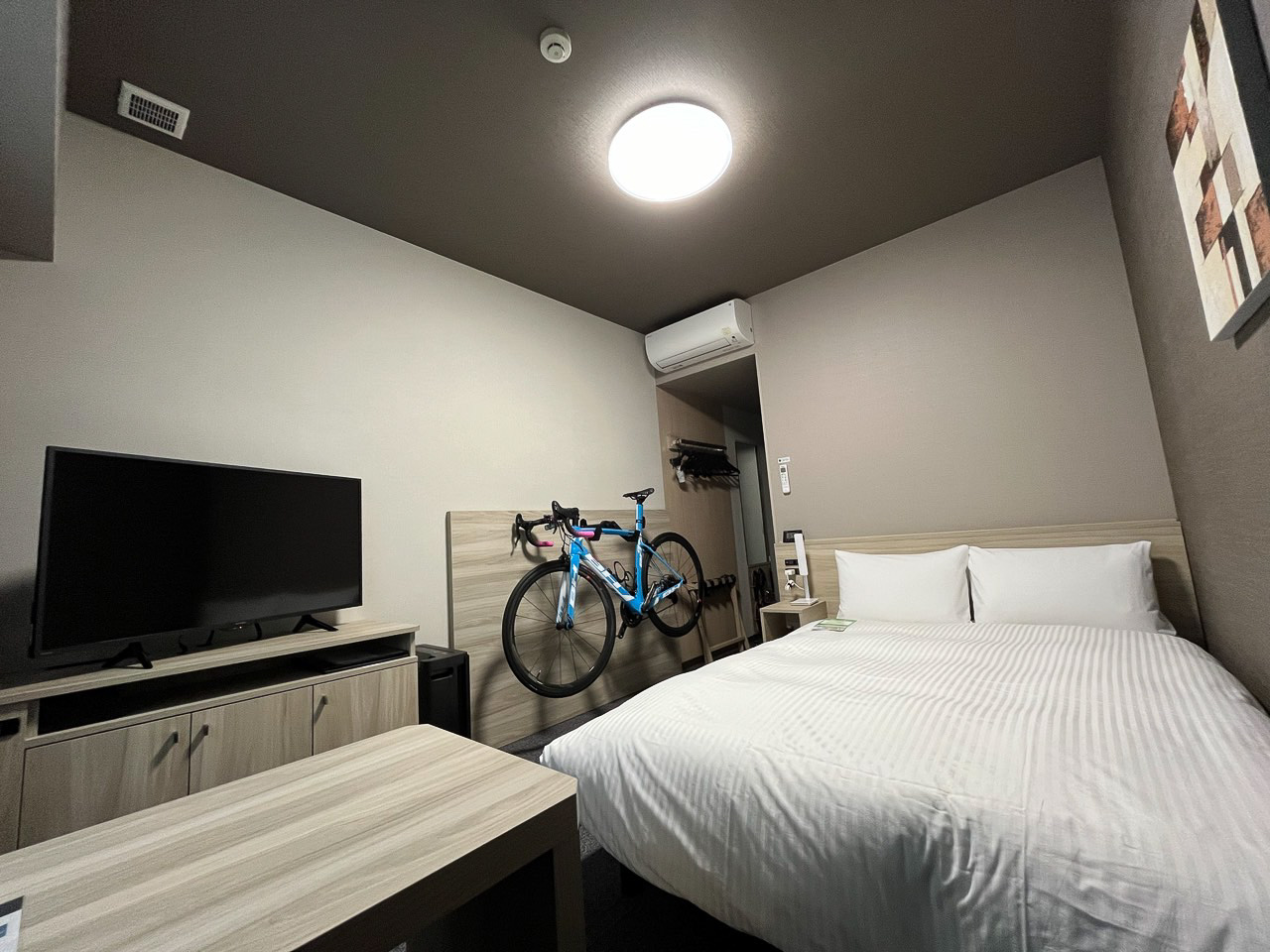ホテルルートイン今治が開業した。写真は「ロードバイク持込専用セミダブルルーム」