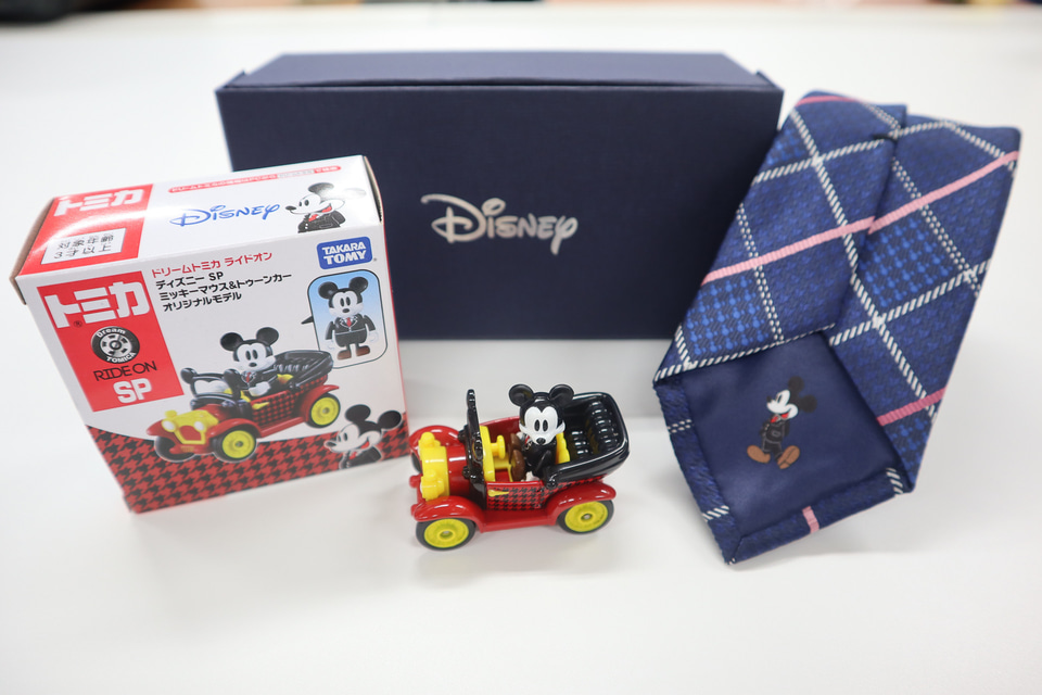 洋服の青山、ディズニー柄ネクタイ＆トミカのセット。ストライプと