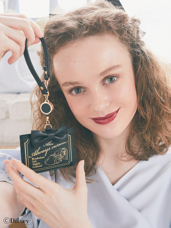 ディズニーの名作「ふしぎの国のアリス」トートやポーチがメゾン ド