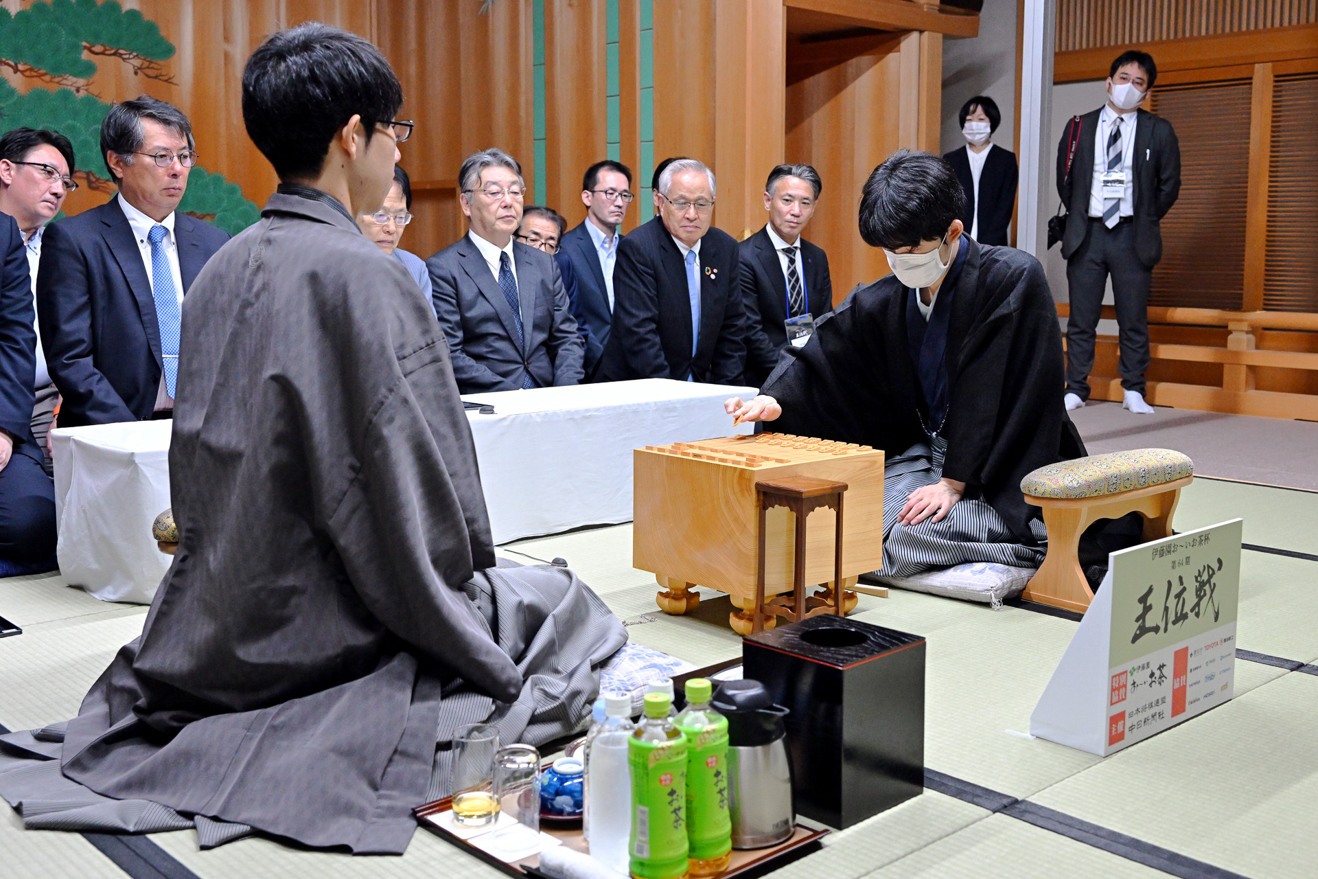 JR東海が「伊藤園お～いお茶杯第65期王位戦」の応援ツアーを発売した（写真は昨年の様子）