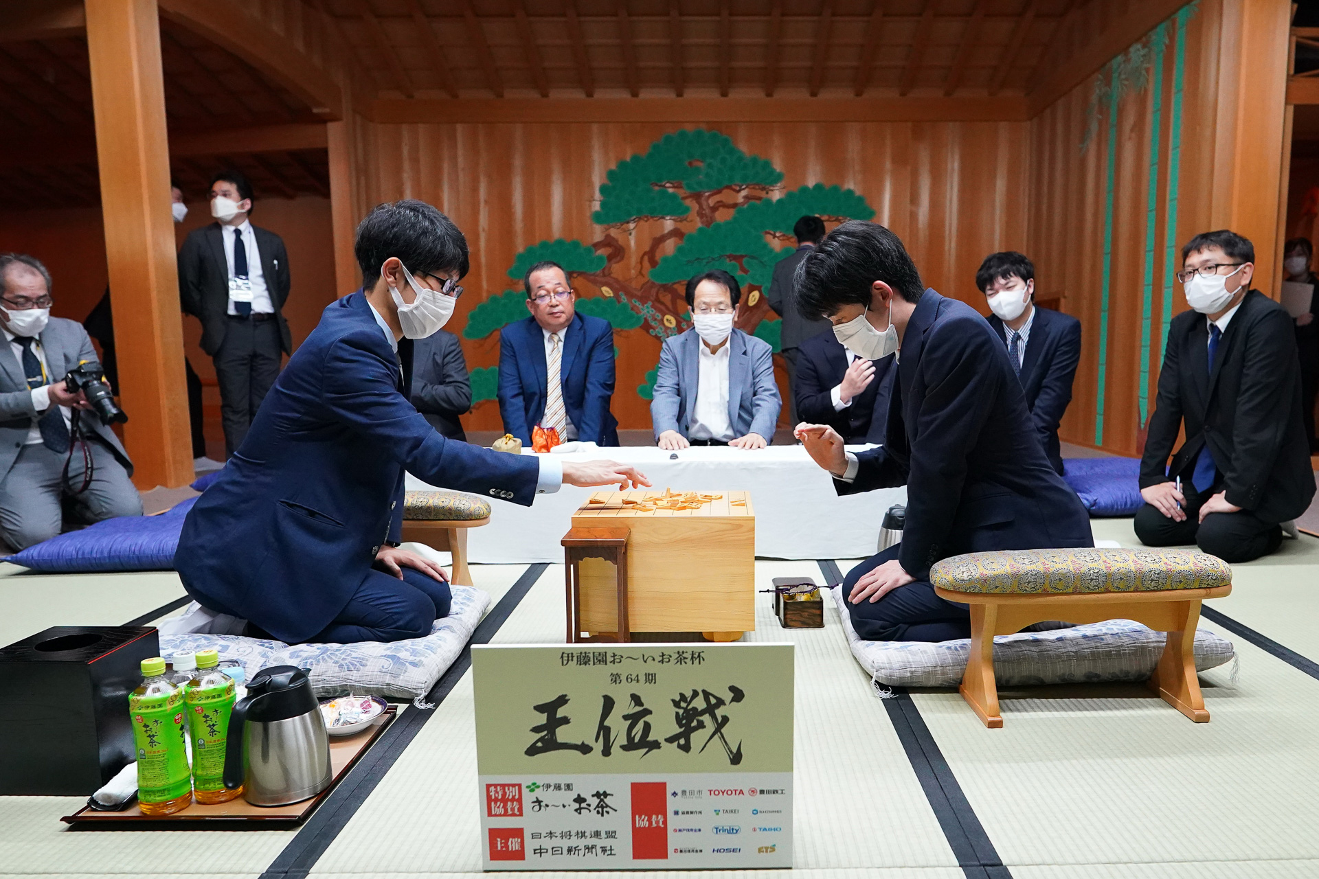 対局で使用する盤・駒・駒台や会場の室温などを確かめる「検分」（写真は昨年の様子）