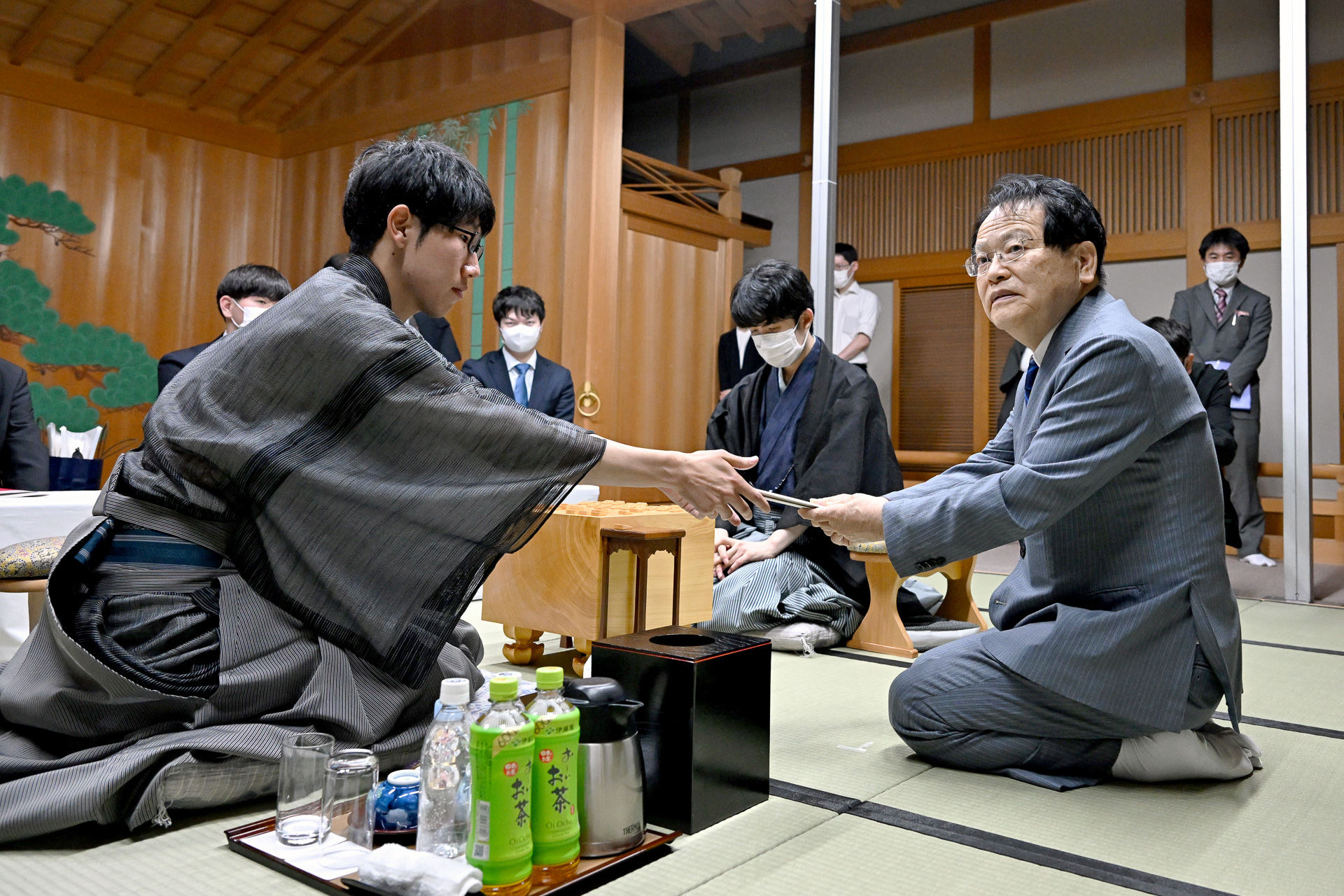 対局が日をまたぐ場合にその日最後の一手を記入して封をする「封じ手」（写真は昨年の様子）