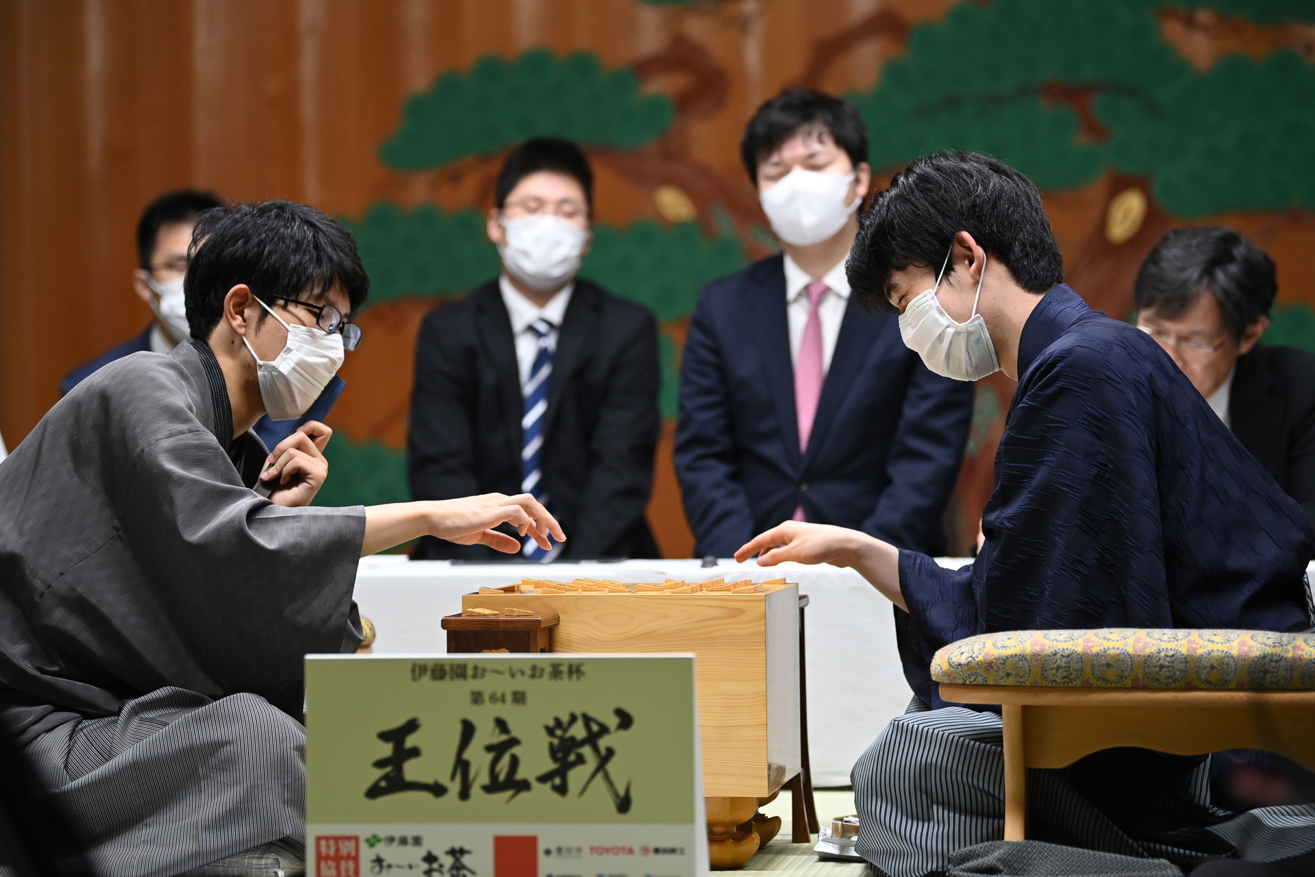 対局後に互いの指し手を検討する「感想戦」（写真は昨年の様子）