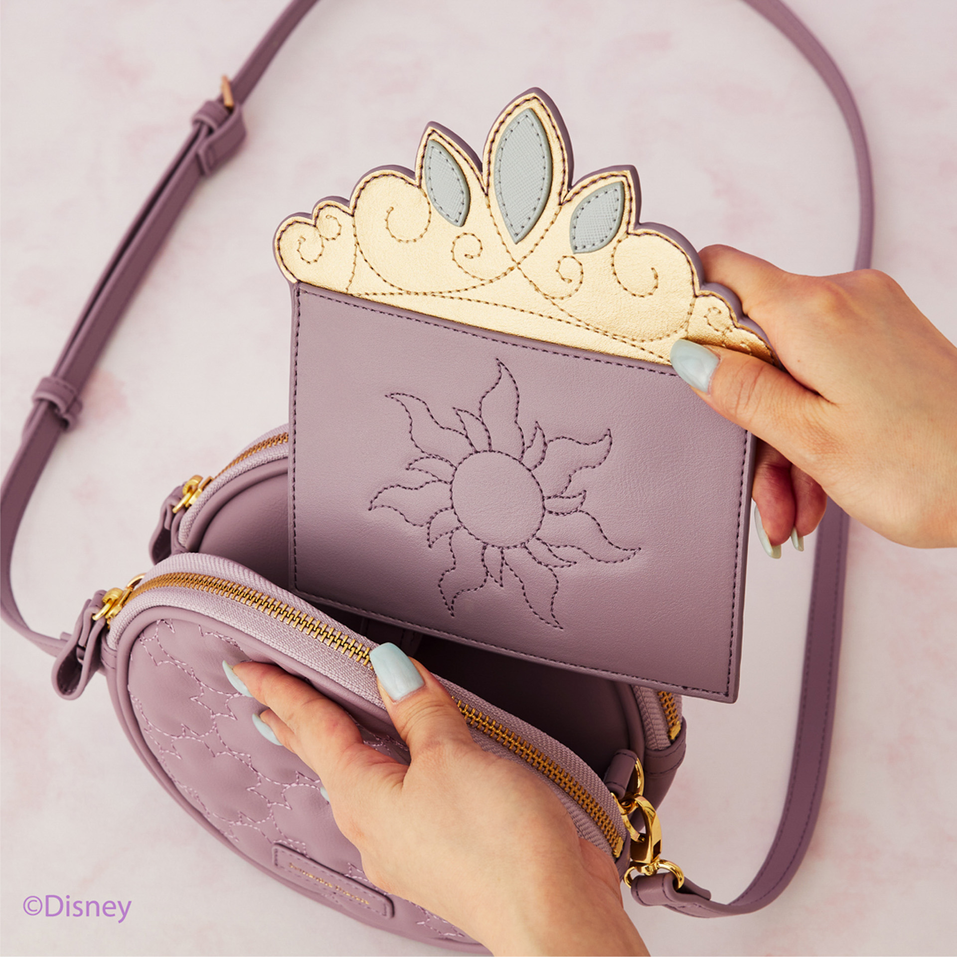 ティアラデザインのマルチポーチ付き