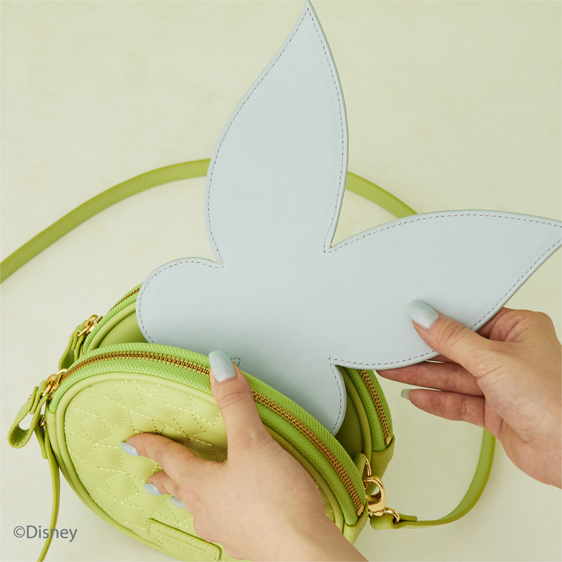 羽根シェイプのマルチポーチ付き