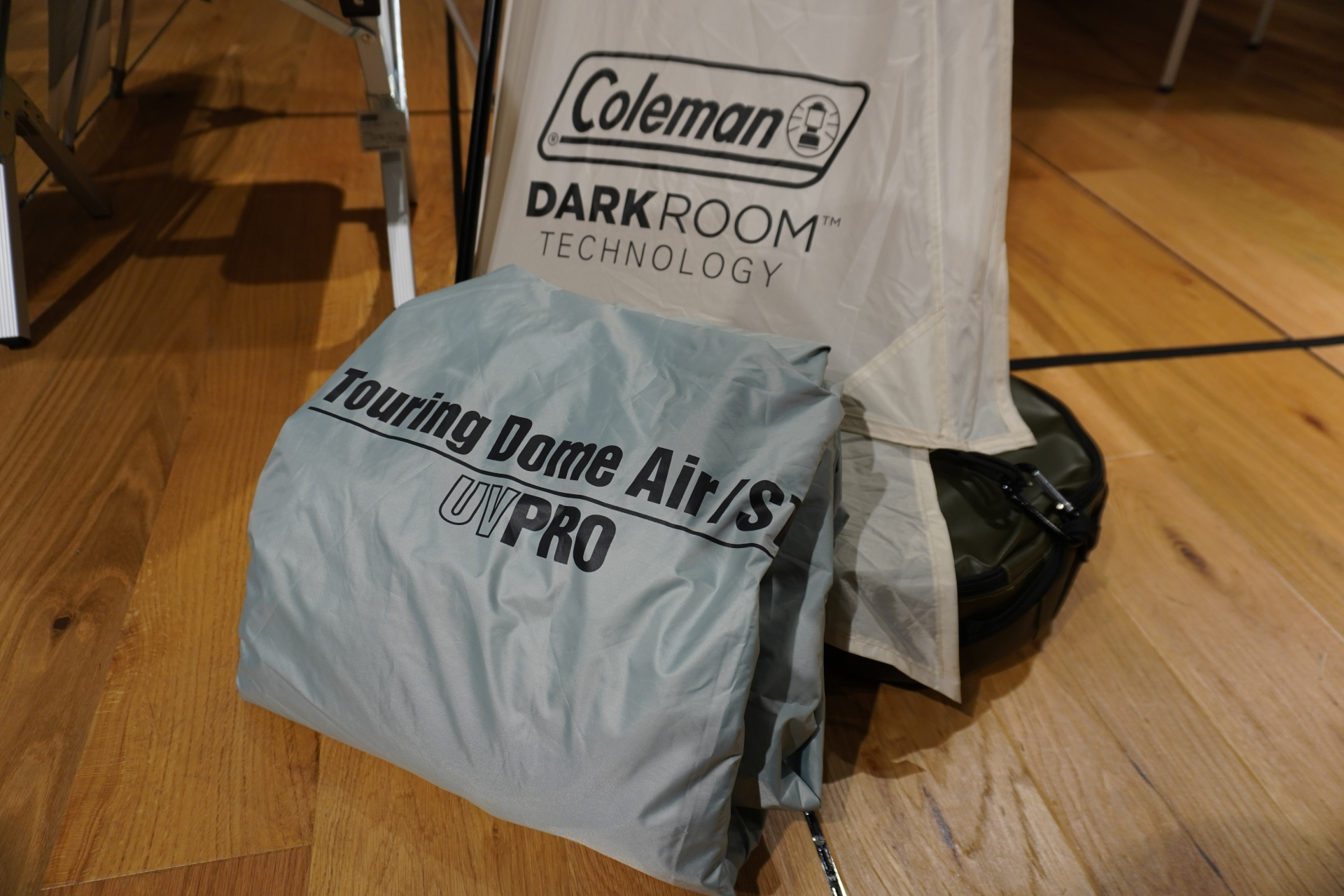 通常モデル（手前）に比べて明るいカラーとなっている