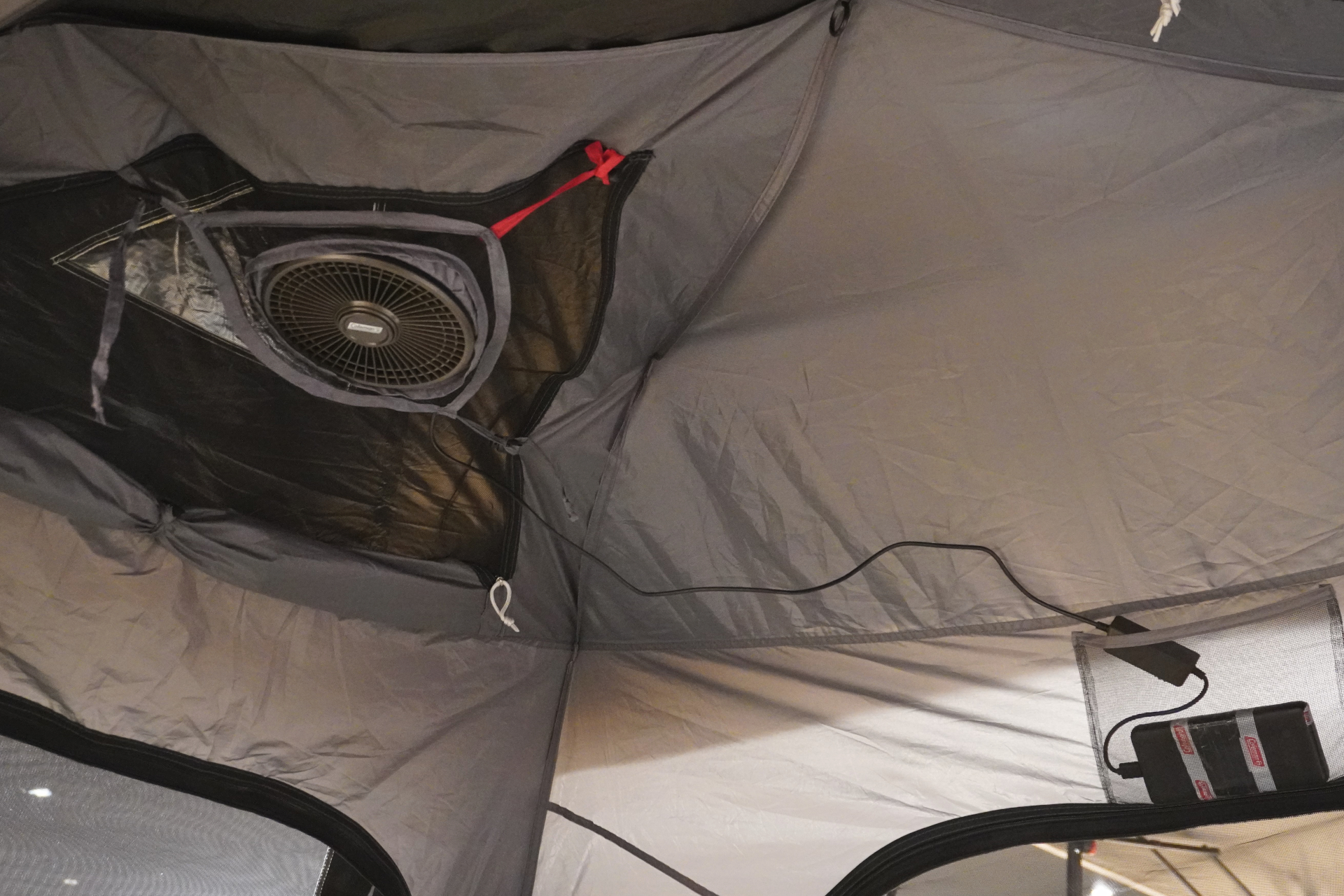 別売りの電動ファンを取り付けた様子