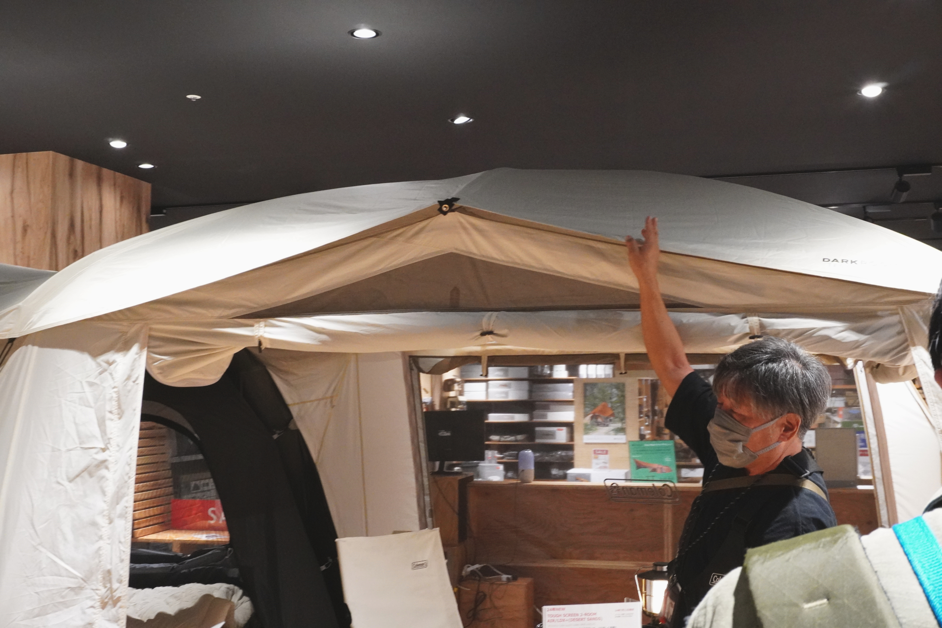 遮光性を高める日傘のような「ルーフフライシート」や、必要に応じて光を取り込めるサイドウィンドウを搭載