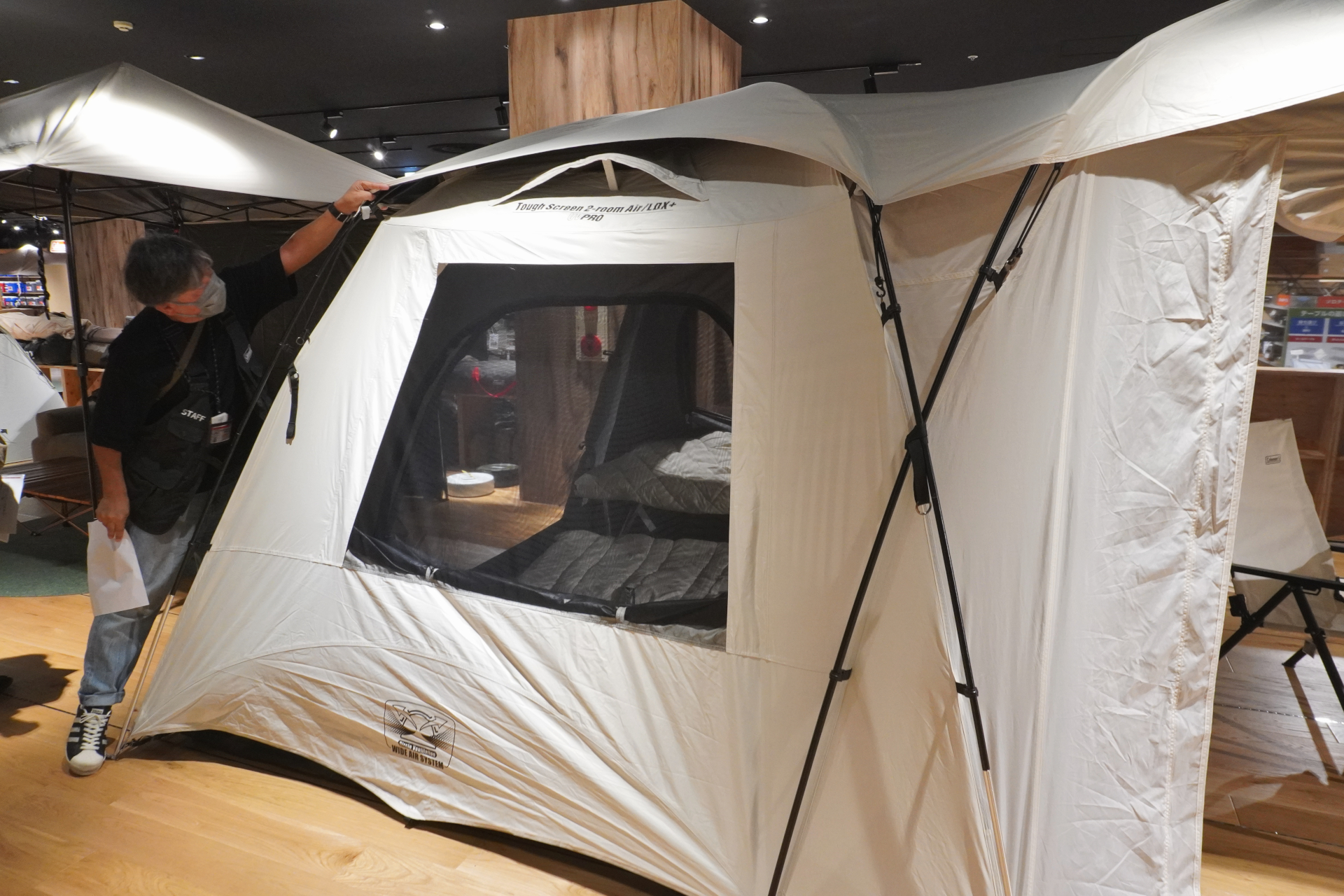 遮光性を高める日傘のような「ルーフフライシート」や、必要に応じて光を取り込めるサイドウィンドウを搭載