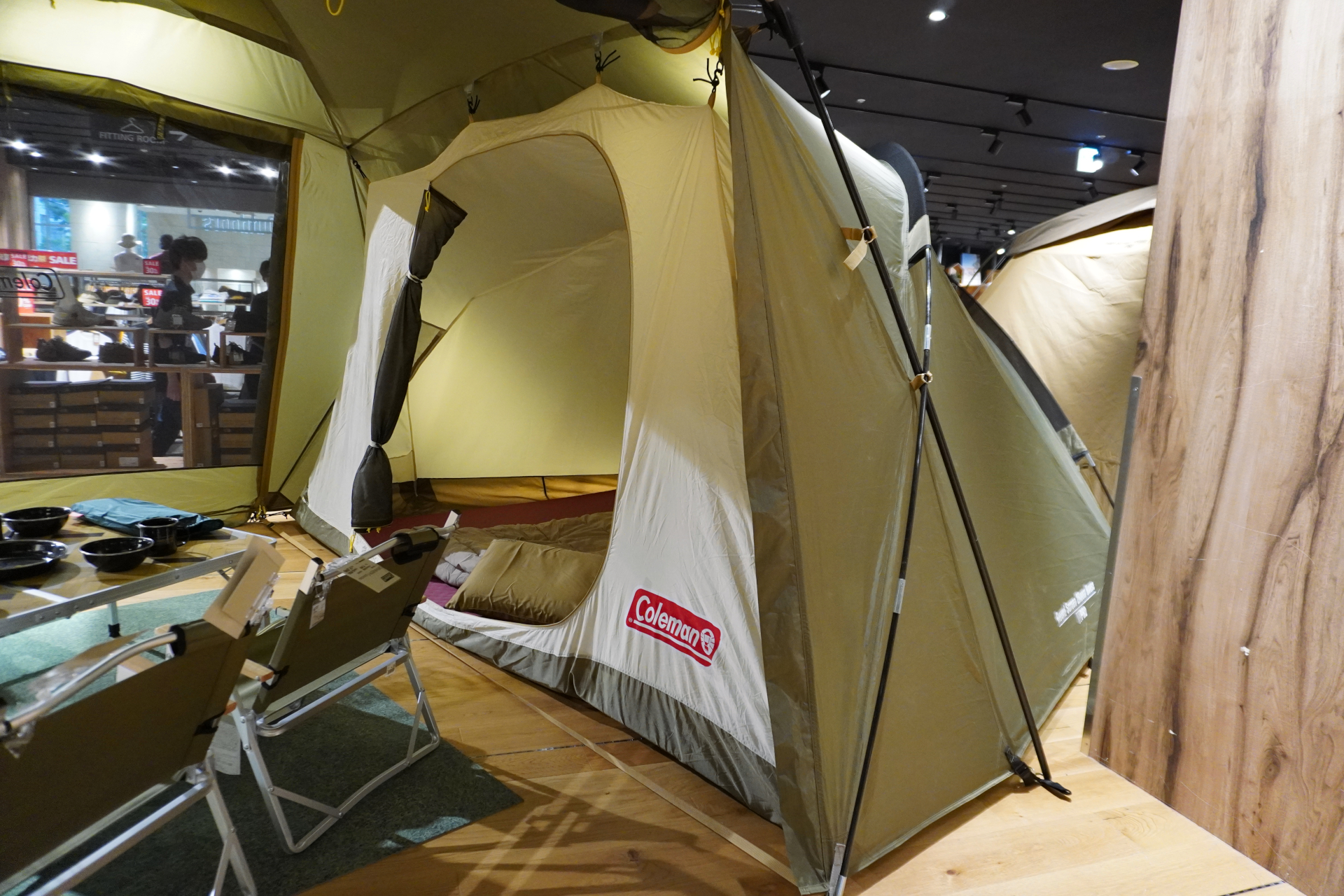 ポールがクロスしているので寝室はややコンパクト