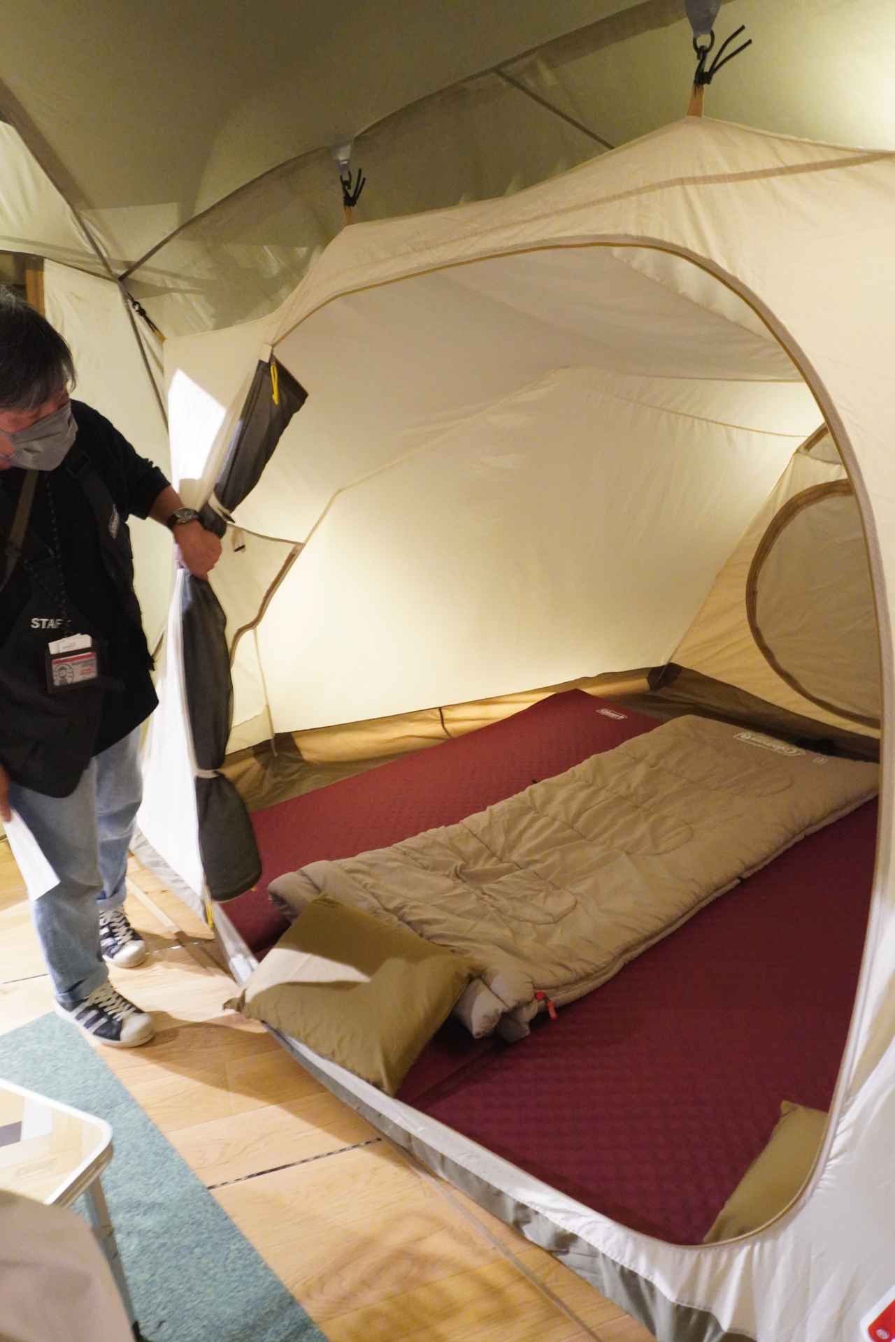 ポールがクロスしているので寝室はややコンパクト