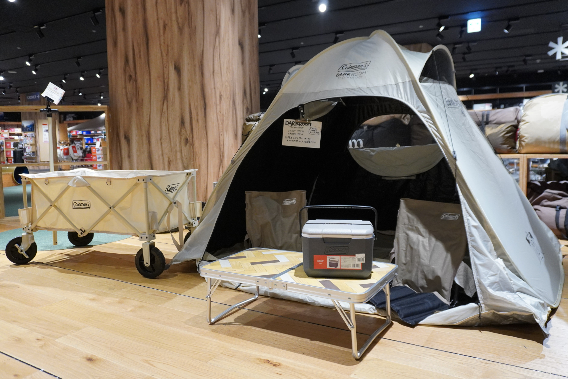 「デザートサンド」カラーのポップアップ式シェードやワゴンなども展開している