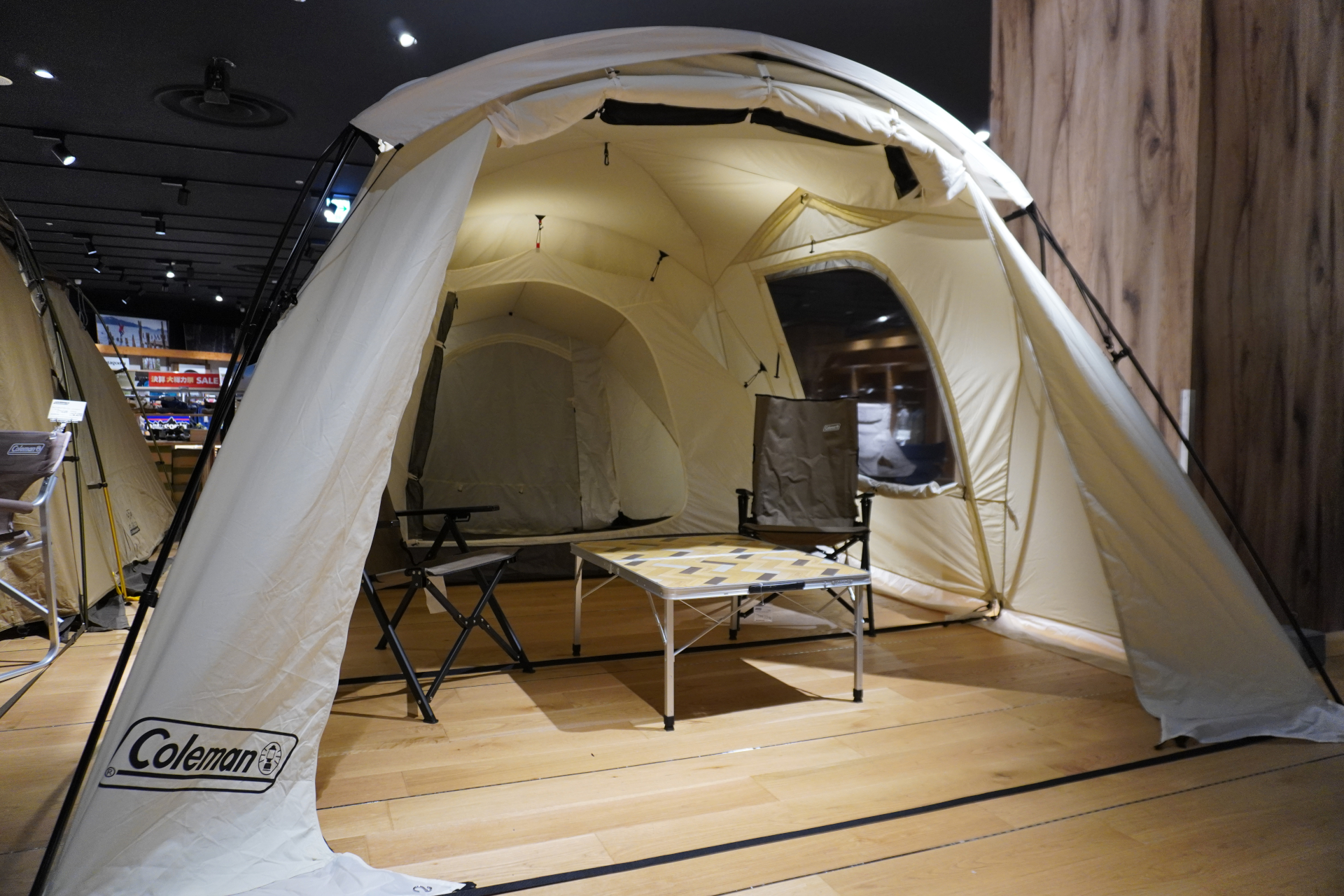 「デザートサンド」カラーのポップアップ式シェードやワゴンなども展開している