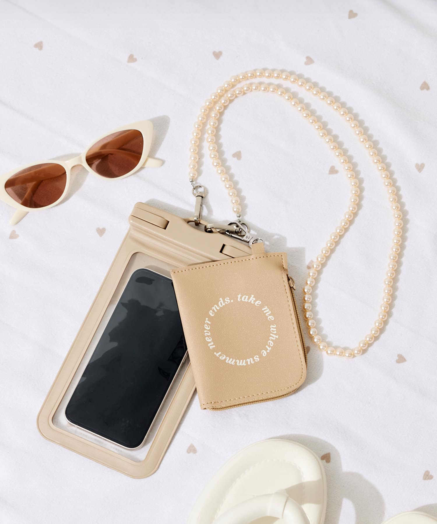 「ポーチ付き防滴スマホケース」（550円）は、取り外しできるビーズストラップ＆ミニポーチ付き