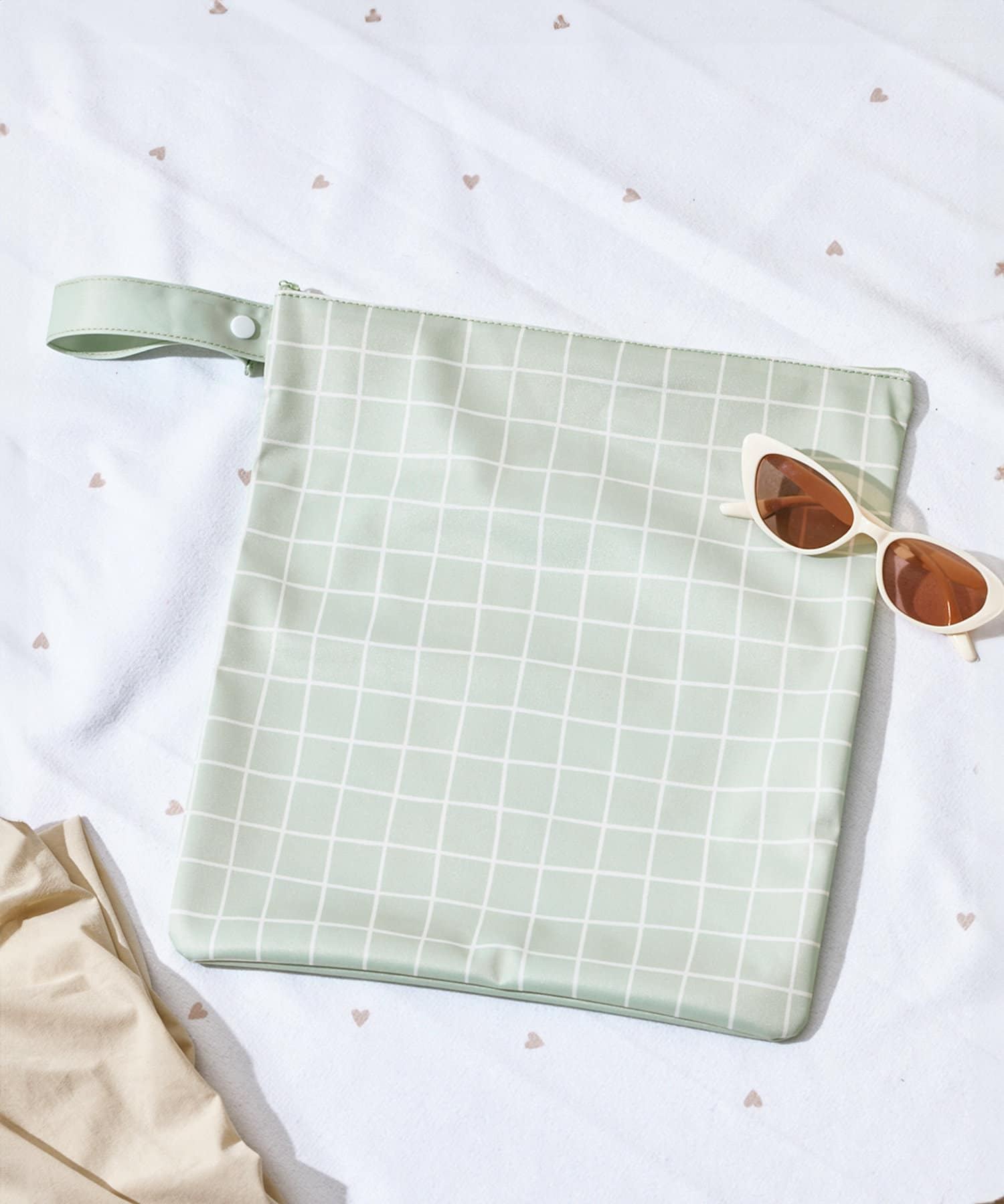 薄型軽量の「防水加工ポーチ」（330円）。ちょっとした小物や着替えを入れるのに○